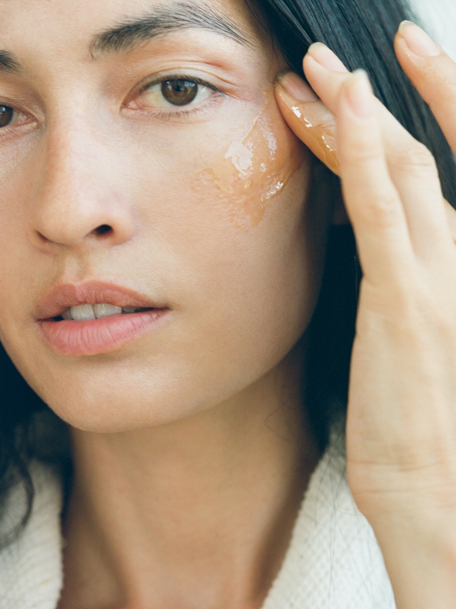 Model applying ACTIVIST Mānuka Honey Mask to the face