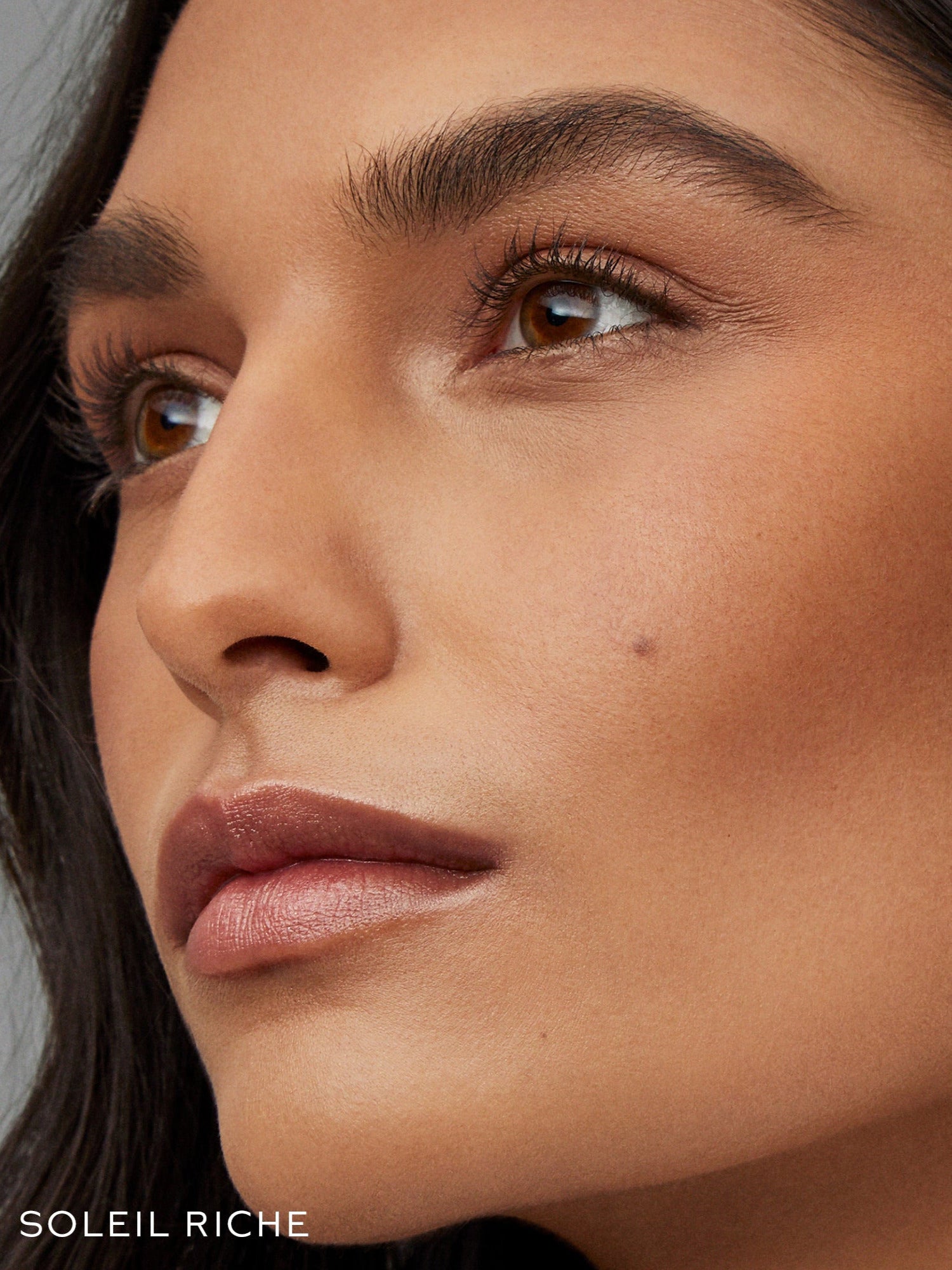 WESTMAN ATELIER Beauty Butter Powder Bronzer in Soleil Riche Model Image