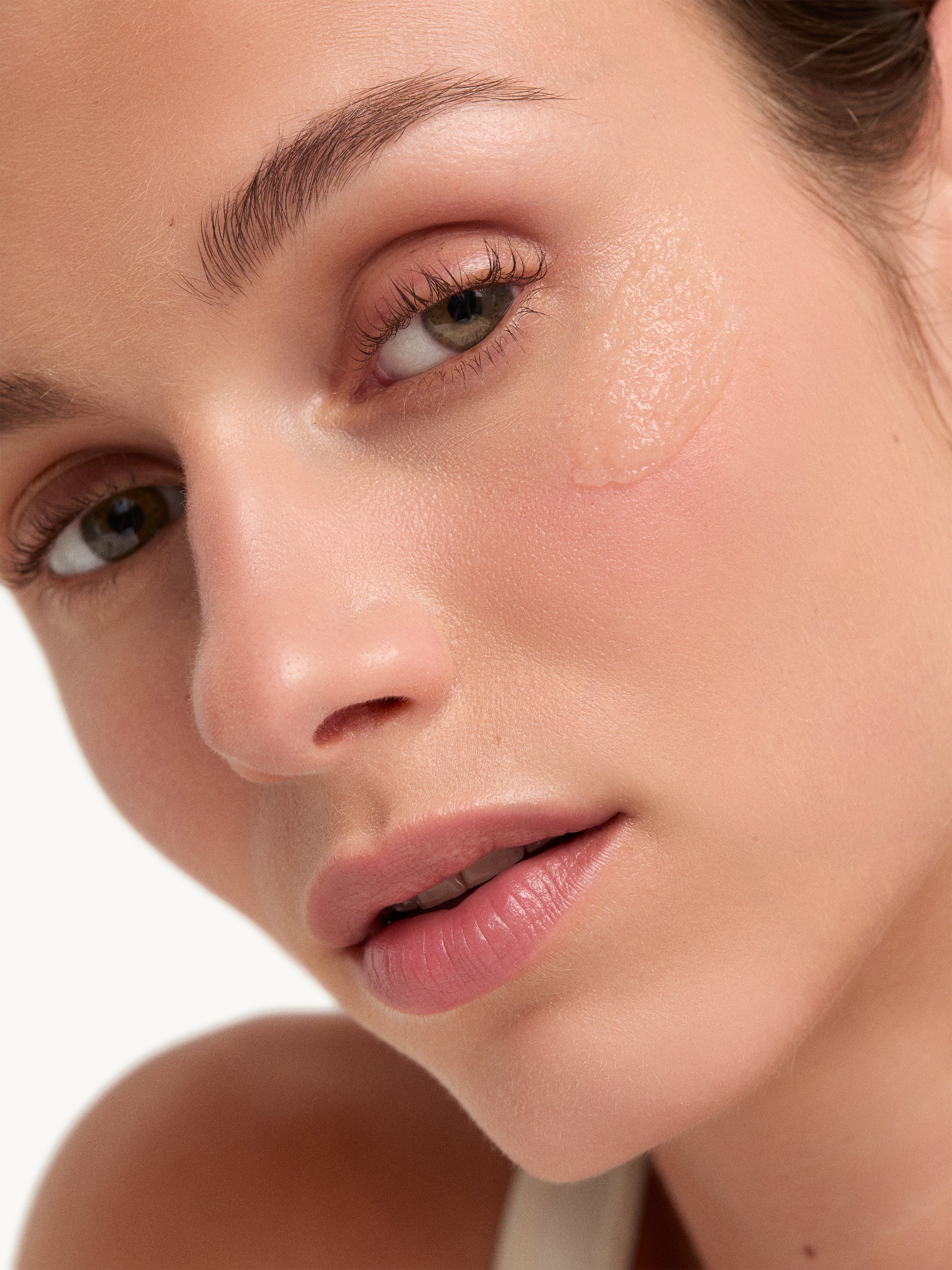 GOOP BEAUTY Cloudberry Exfoliating Jelly Cleanser Model Image