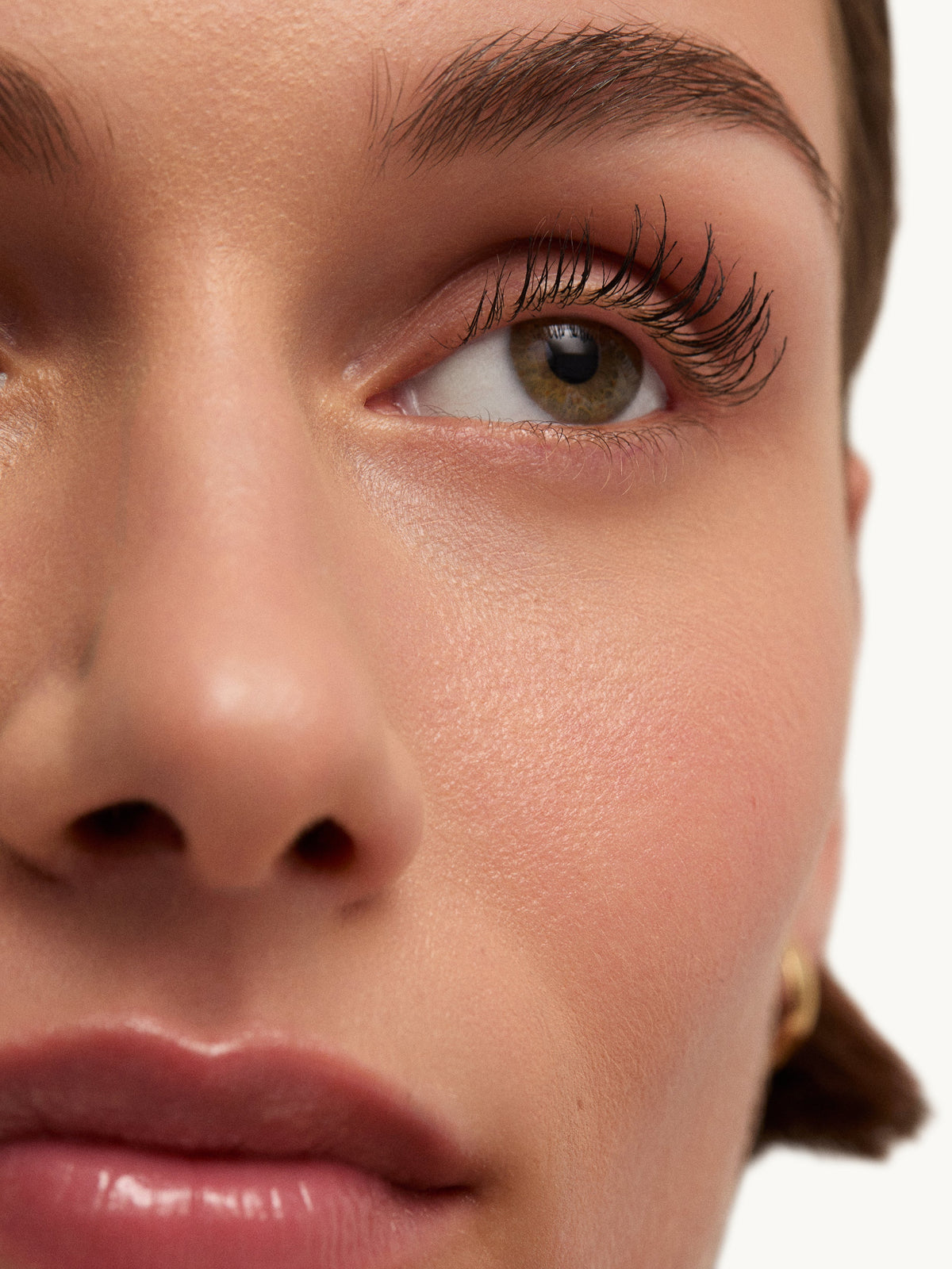 GOOP BEAUTY Featherlash Lifting Serum Mascara Model Closeup