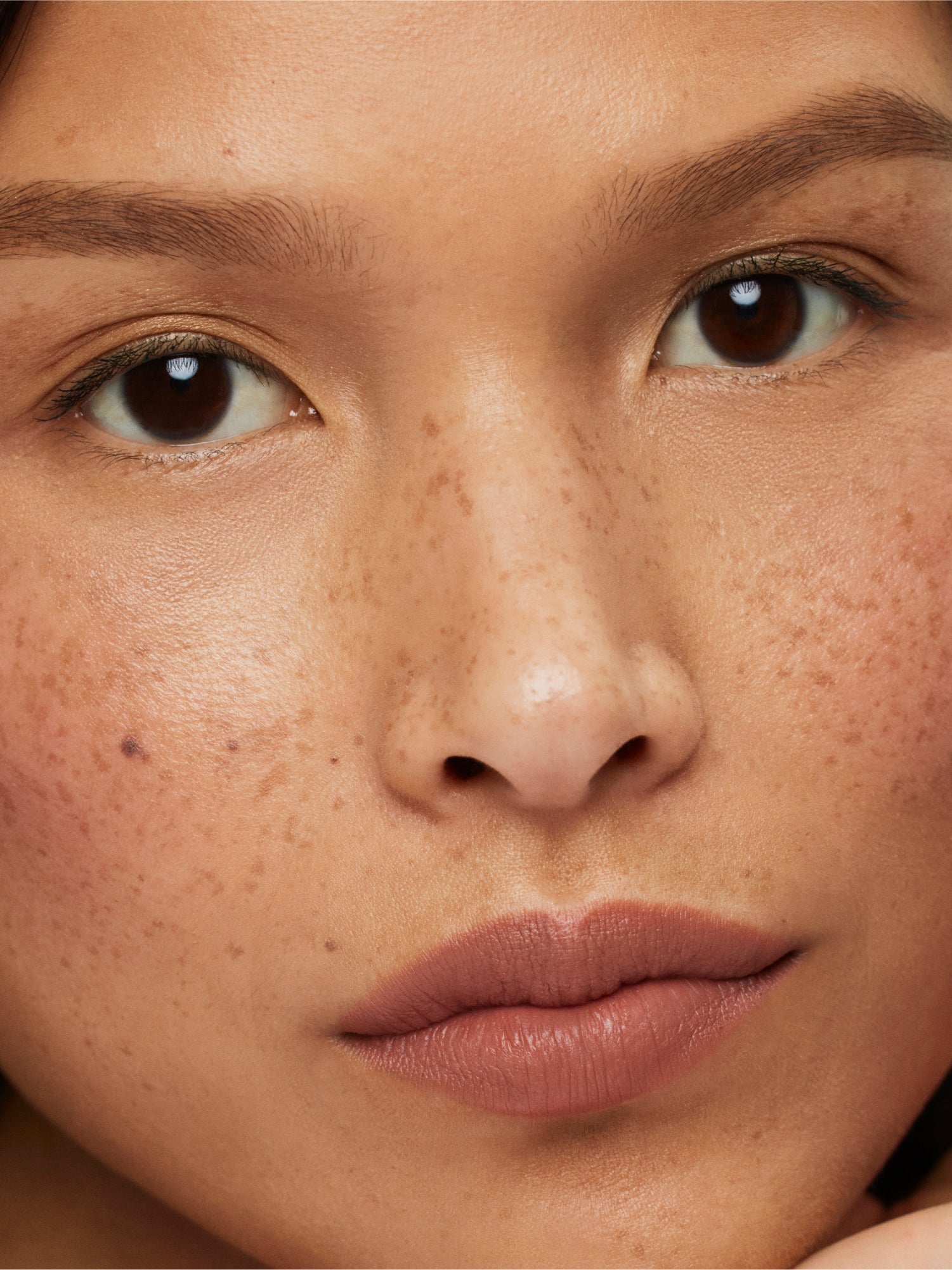 ILIA BEAUTY Lip Sketch Hydrating Crayon in Banquette Model Image