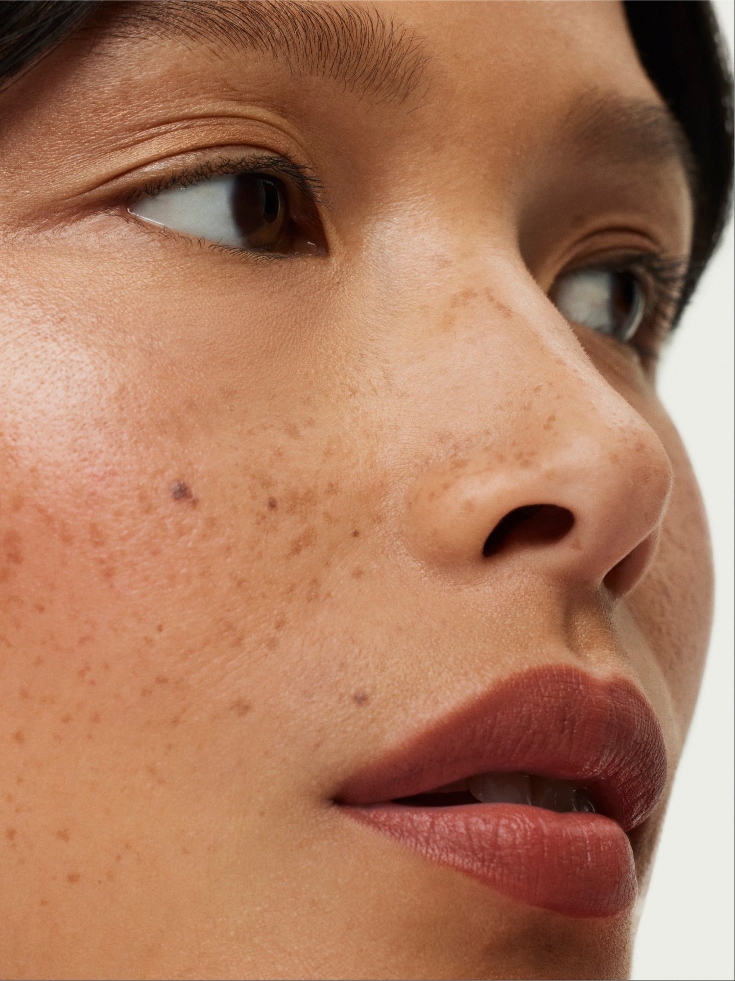 ILIA BEAUTY Lip Sketch Hydrating Crayon in Earthen Model Image