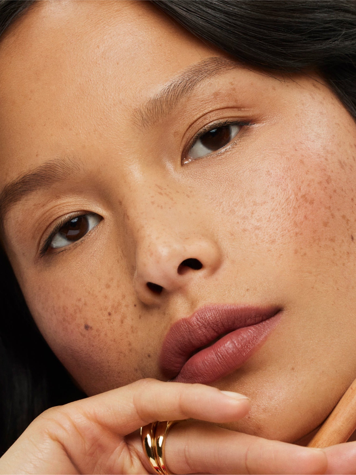 ILIA BEAUTY Lip Sketch Hydrating Crayon in Genre Model Image