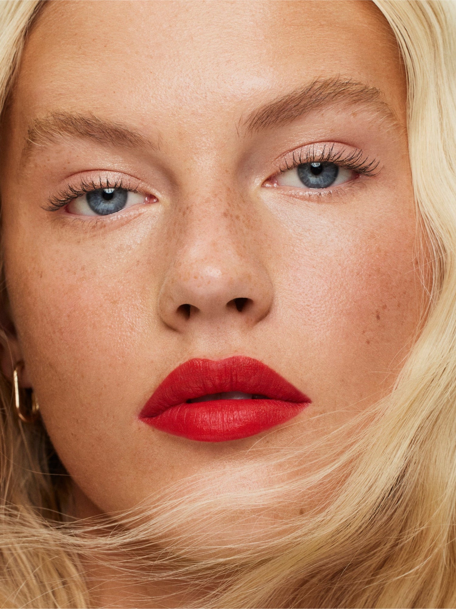 ILIA BEAUTY Lip Sketch Hydrating Crayon in Piazza Model Image