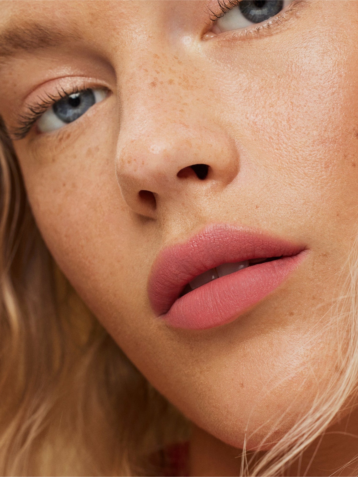 ILIA BEAUTY Lip Sketch Hydrating Crayon in Pink Door Model Image