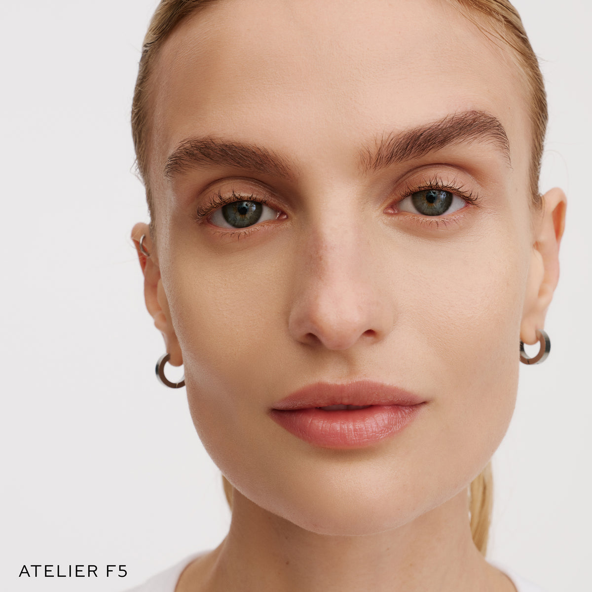 The Face of a Model wearing the WESTMAN ATELIER Suprême Bio-Complex Liquid Foundation in the shade F5