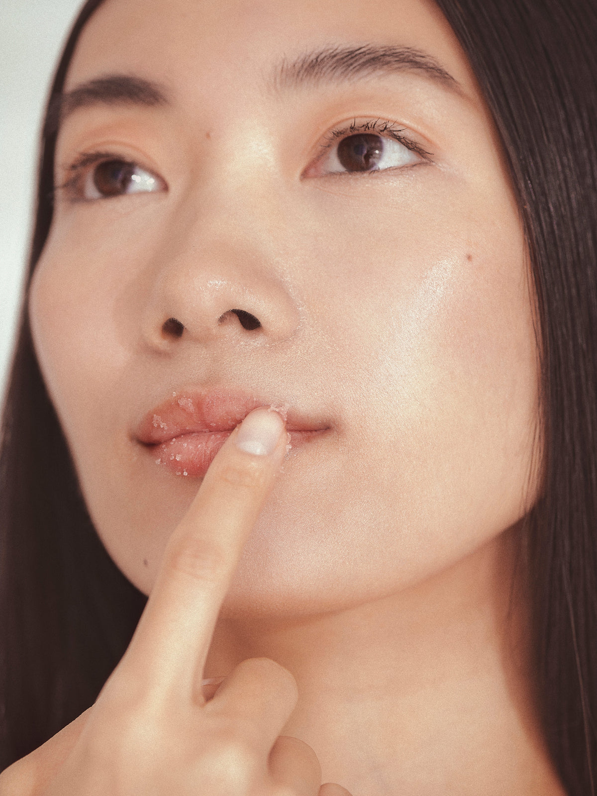 HENNÉ ORGANICS Rose Diamond Lip exfoliator applied to lips