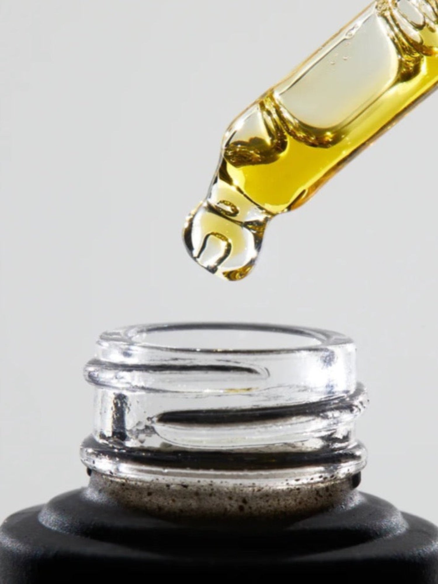 IRENE FORTE Phytomelatonin Rejuvenating Serum texture with dropper