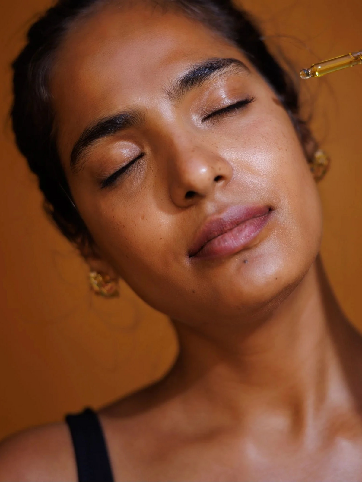 MAULI Supreme Skin Face Serum facial application