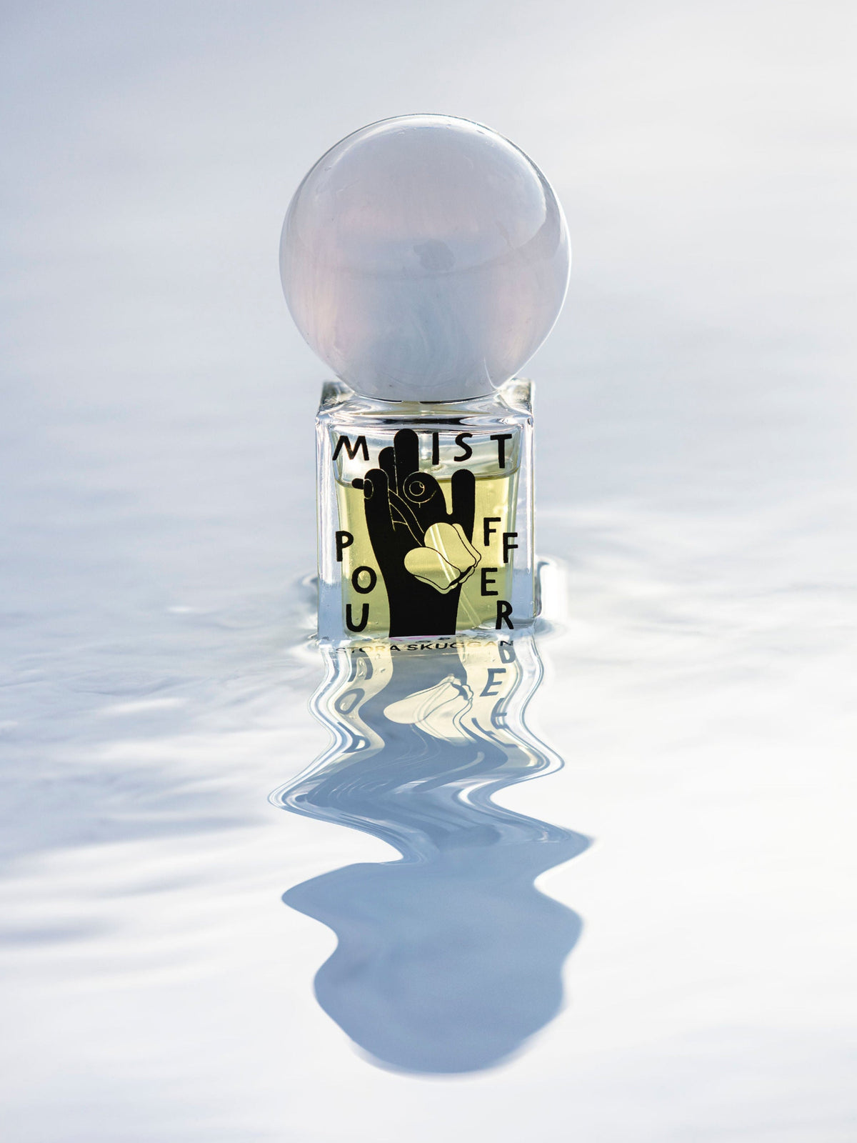 Stora Skuggan Mistpouffer Eau de Parfum bottle in snow