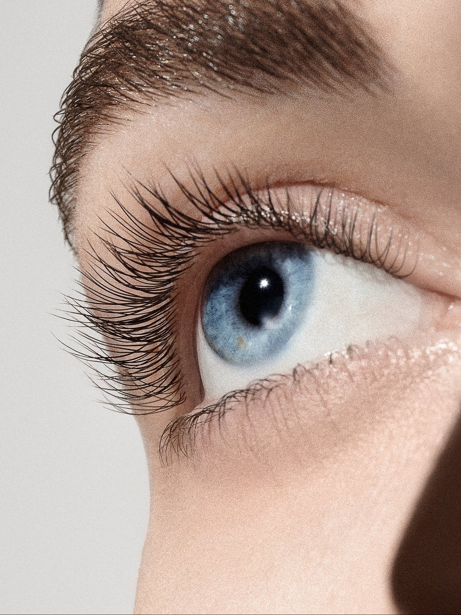 AUGUSTINUS BADER The Eyebrow and Lash Enhancing Serum Model