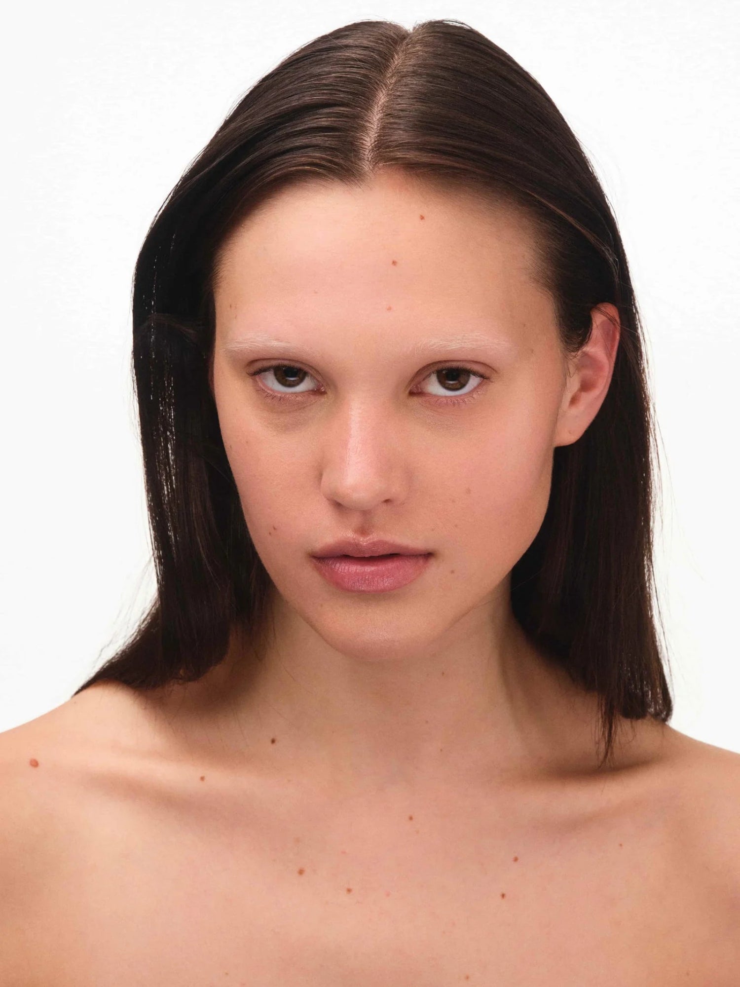 Fara Homidi Face Compact Sable Model Image