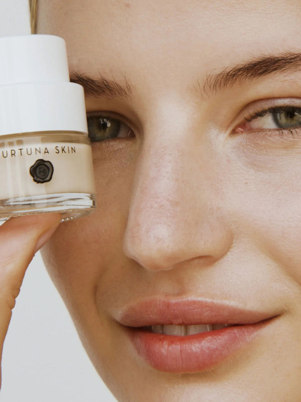 Furtuna Skin Revitalizing Eye Cream Visione Di Luce model
