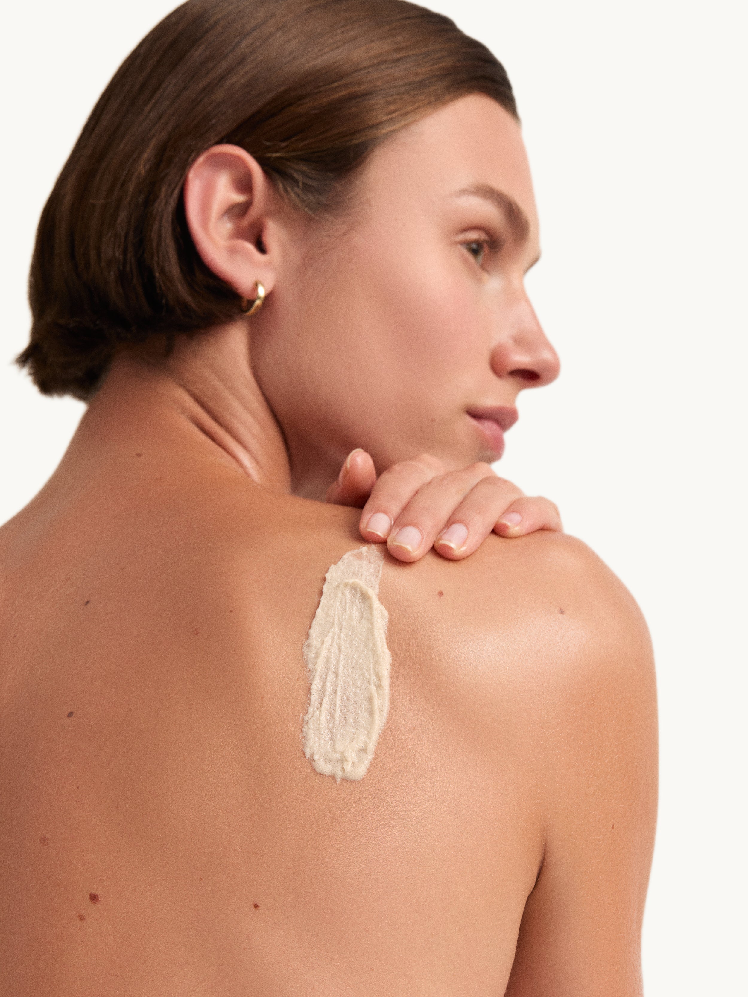 GOOP BEAUTY Microderm Instant Glow Body Polish Model