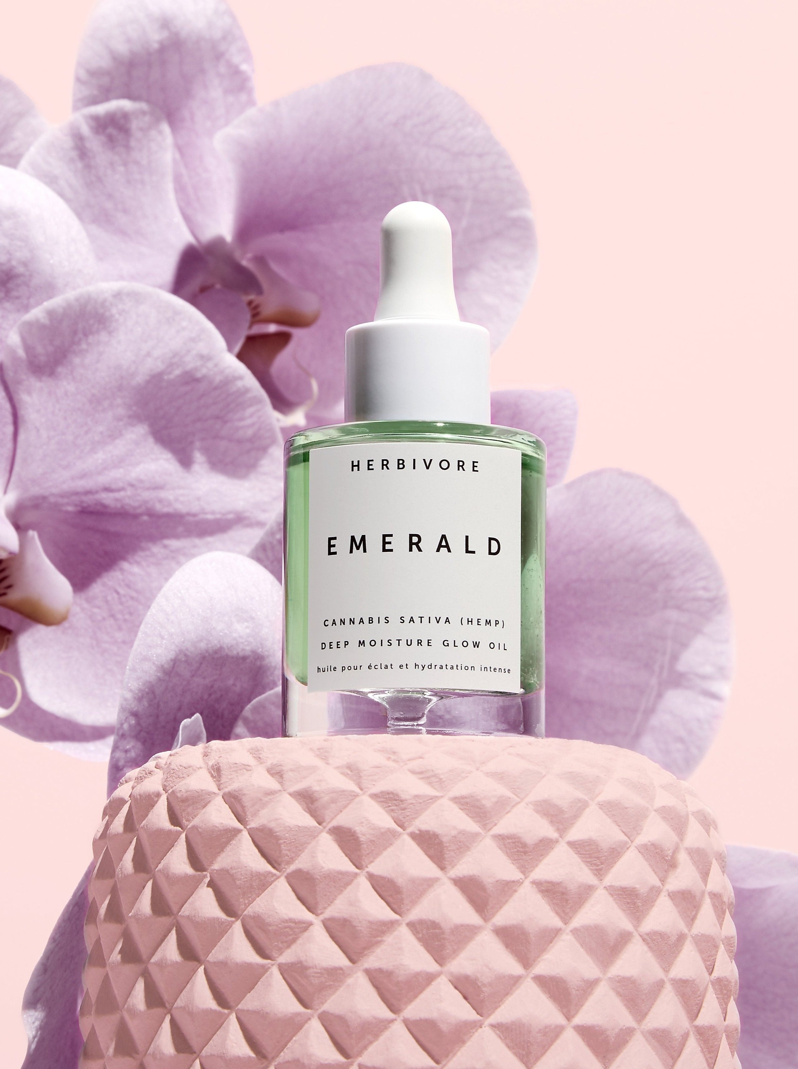 HERBIVORE BOTANICALS Emerald Deep Moisture Glow Oil Lifestyle Picture
