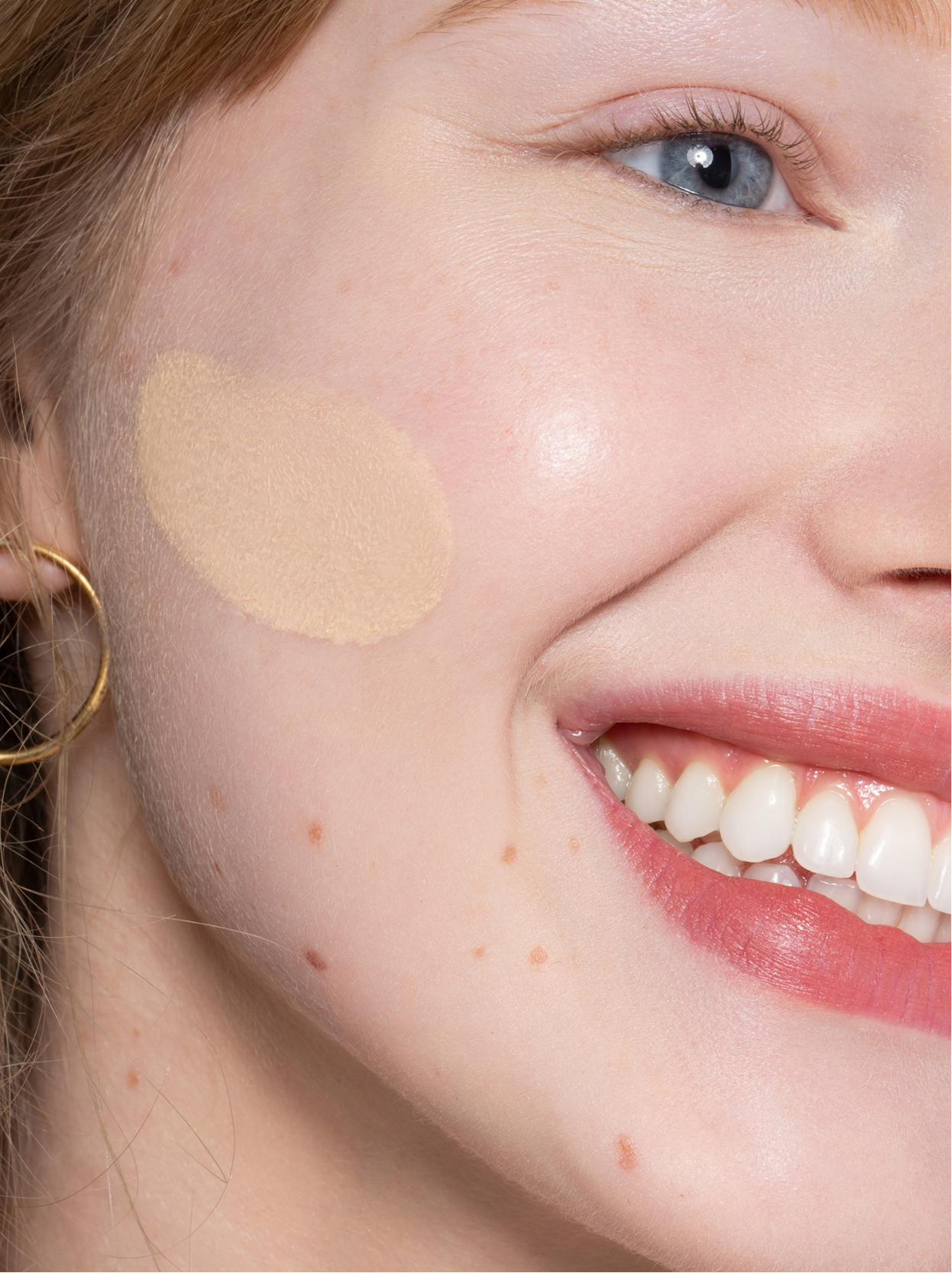Model wearing ILIA BEAUTY True Skin Serum Foundation in the color Sable