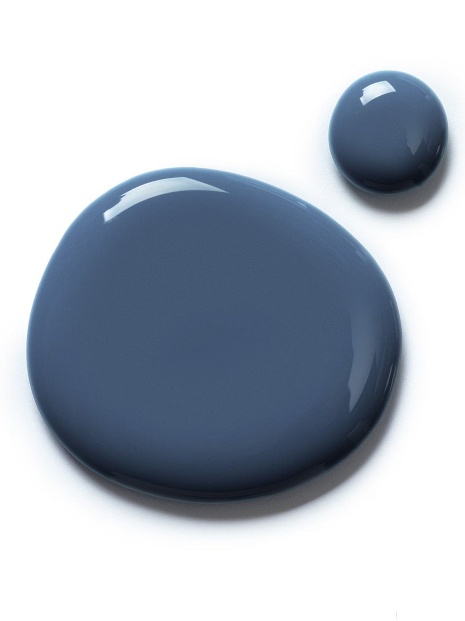 Karolin van Loon Bleu Cendré nail polish swatch in muted blue-grey