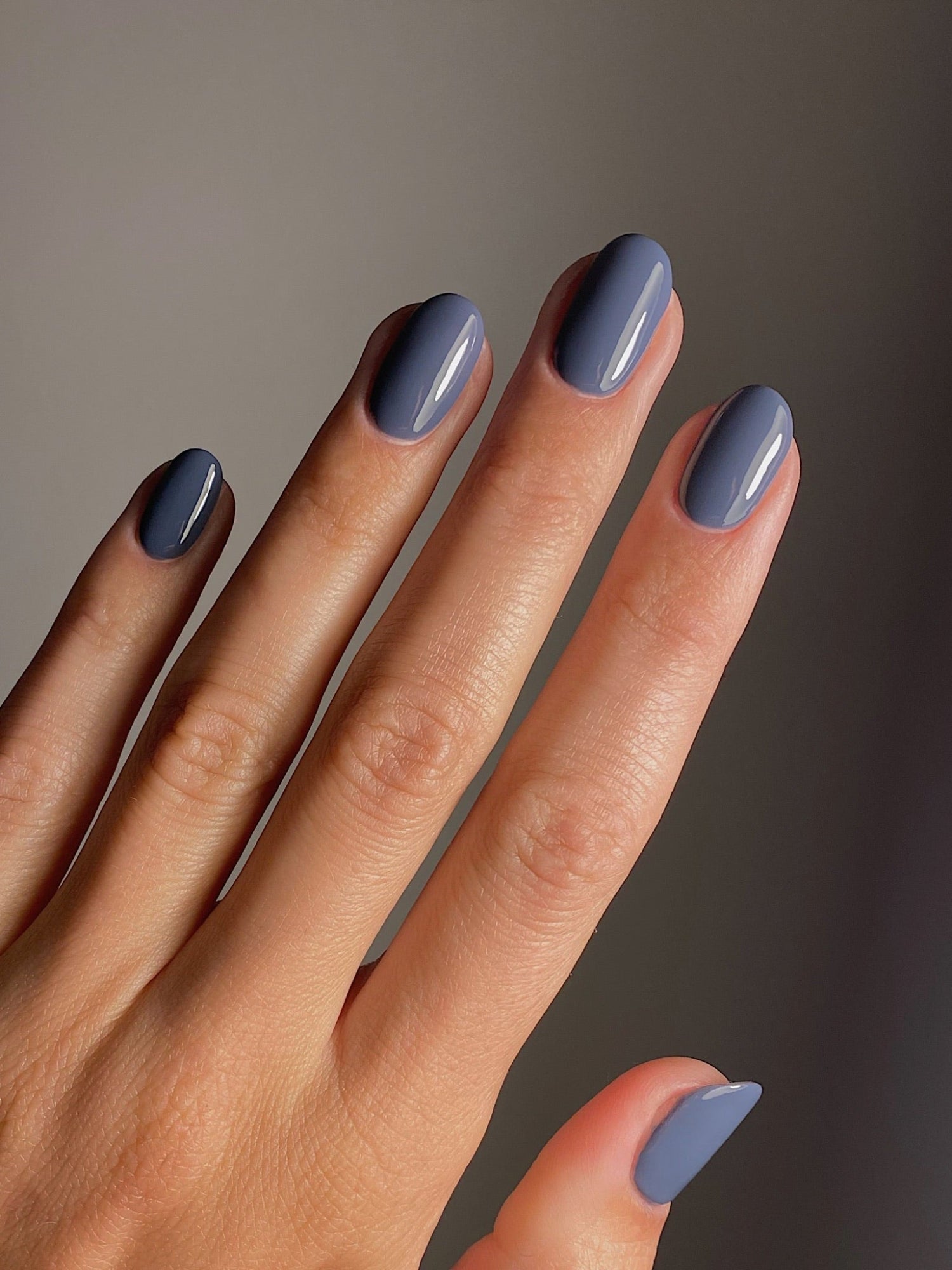Karolin van Loon Bleu Cendré blue-grey nail polish on nails