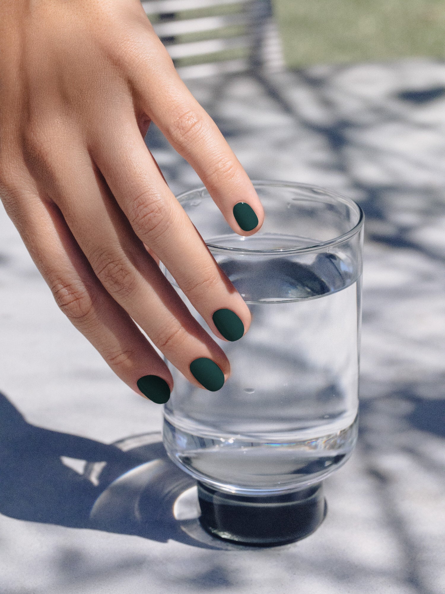 KAROLIN VAN LOON Feuille Lotus midnight green nail polish on nails