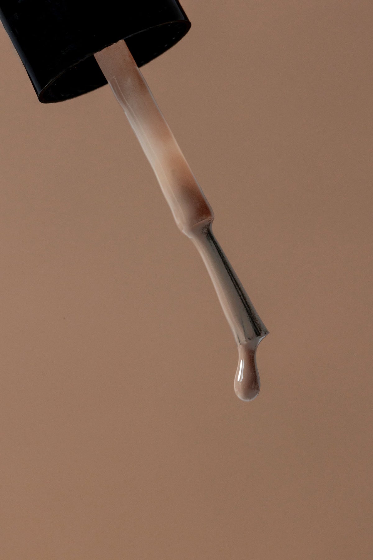 KAROLIN VAN LOON Fleur de Bois brown nail polish application