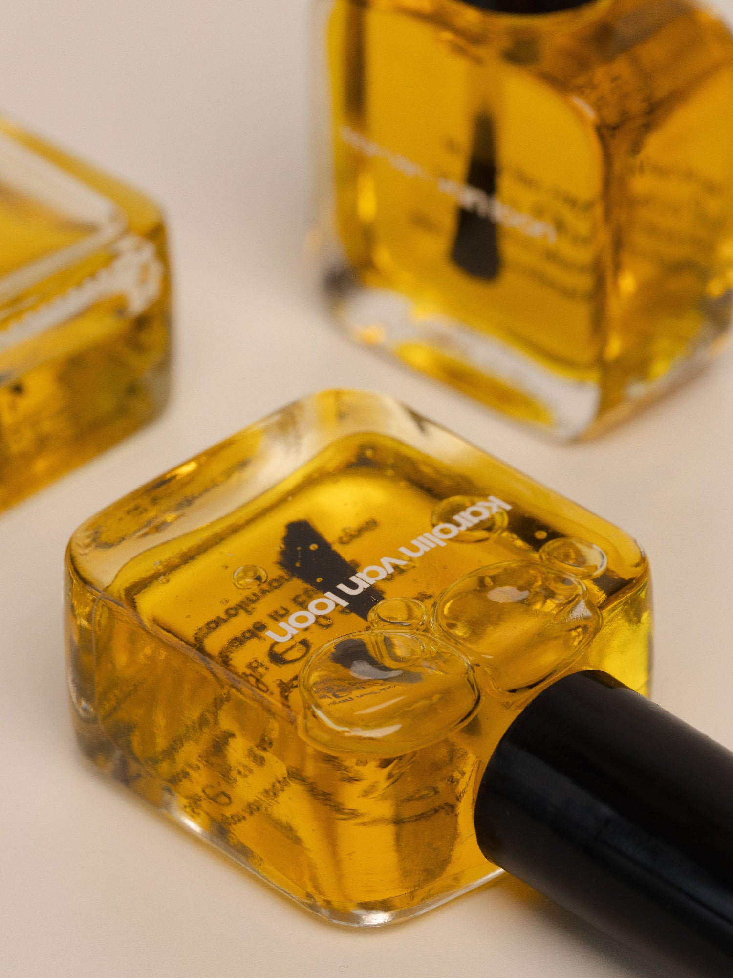 KAROLIN VAN LOON Nail Nectar nail and cuticle oil application