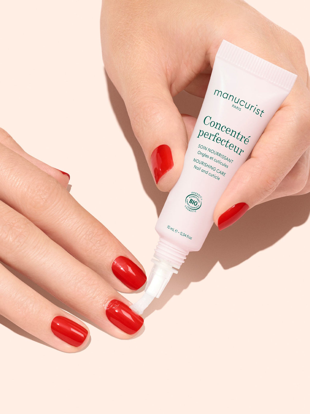 MANUCURIST Concentré Perfecteur nourishing nail pen applied to nails