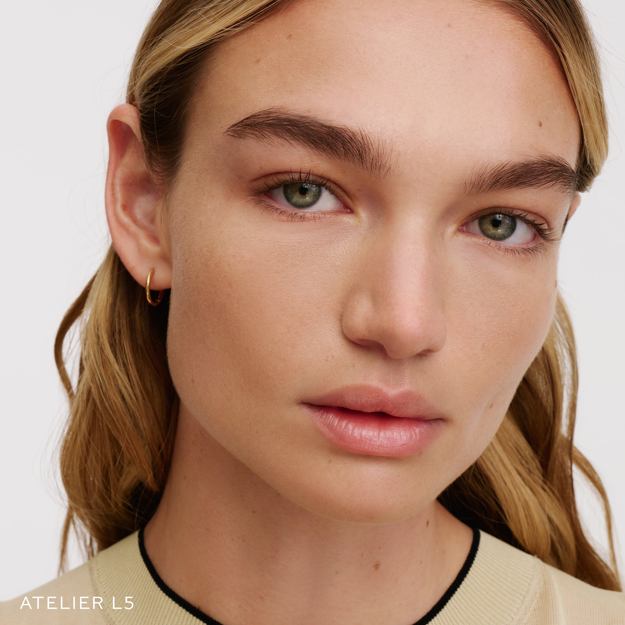 The Face of a Model wearing the WESTMAN ATELIER Suprême Bio-Complex Liquid Foundation in the shade L5