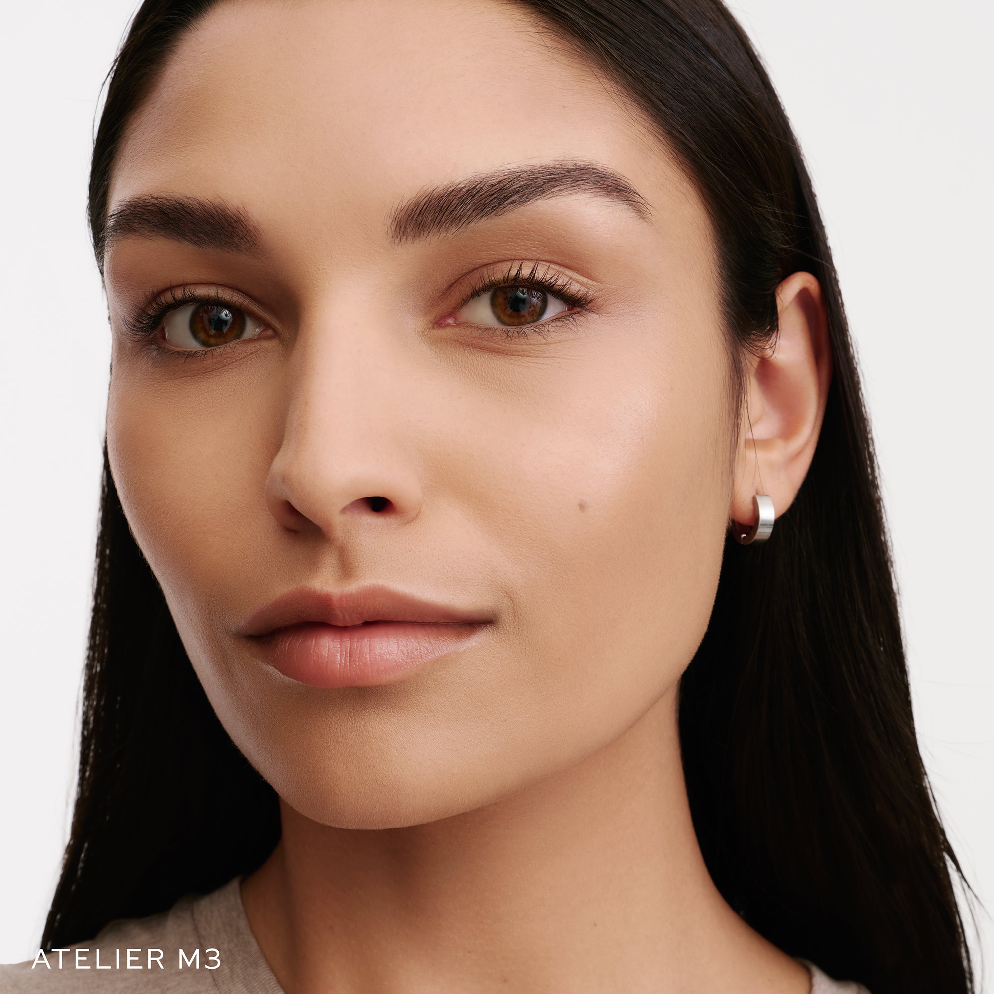The Face of a Model wearing the WESTMAN ATELIER Suprême Bio-Complex Liquid Foundation in the shade M3