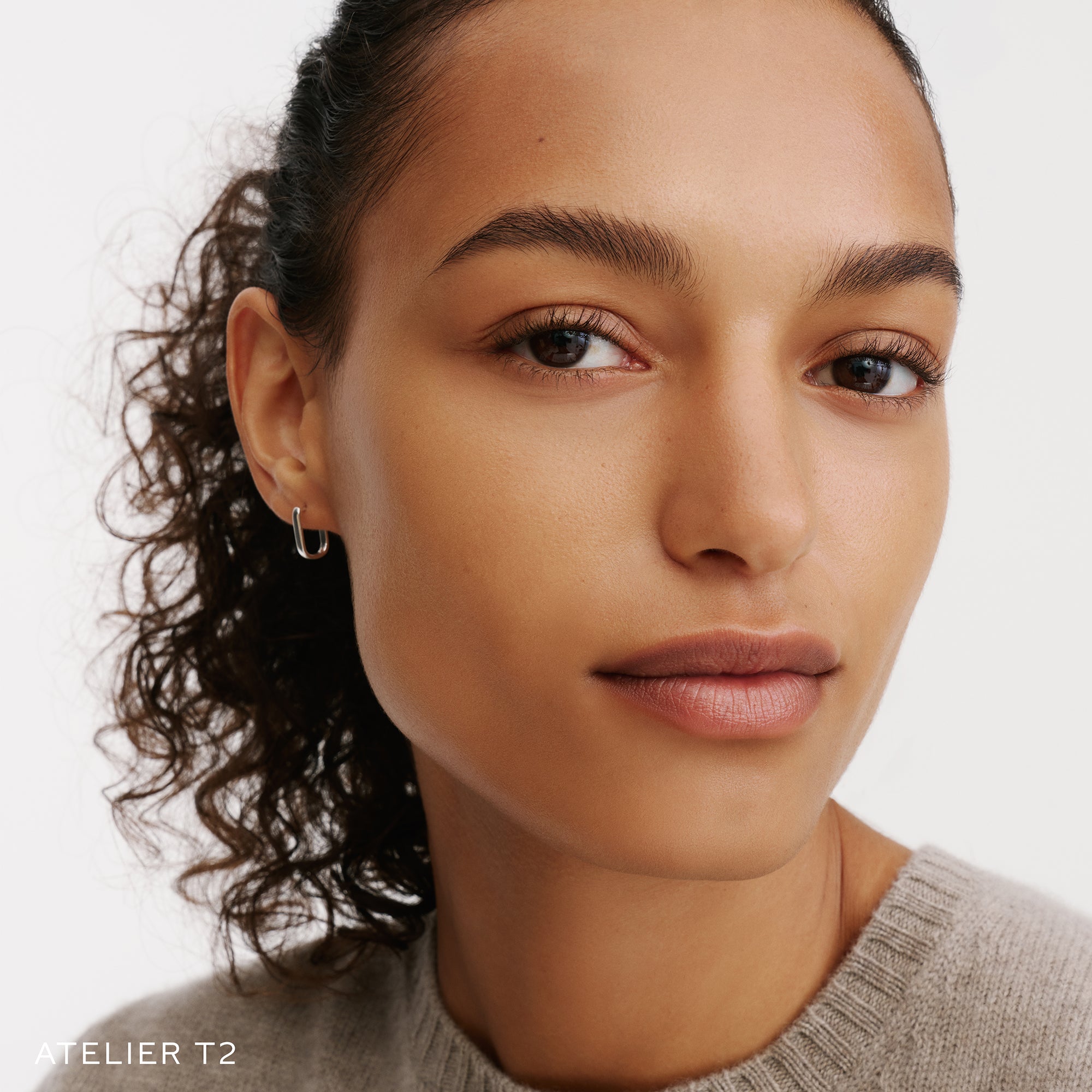 The Face of a Model wearing the WESTMAN ATELIER Suprême Bio-Complex Liquid Foundation in the shade T2