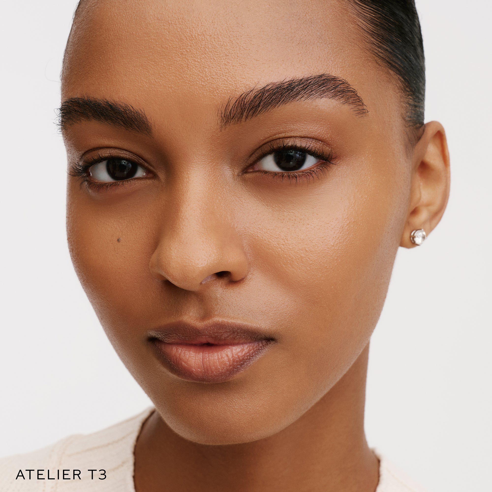The Face of a Model wearing the WESTMAN ATELIER Suprême Bio-Complex Liquid Foundation in the shade T3