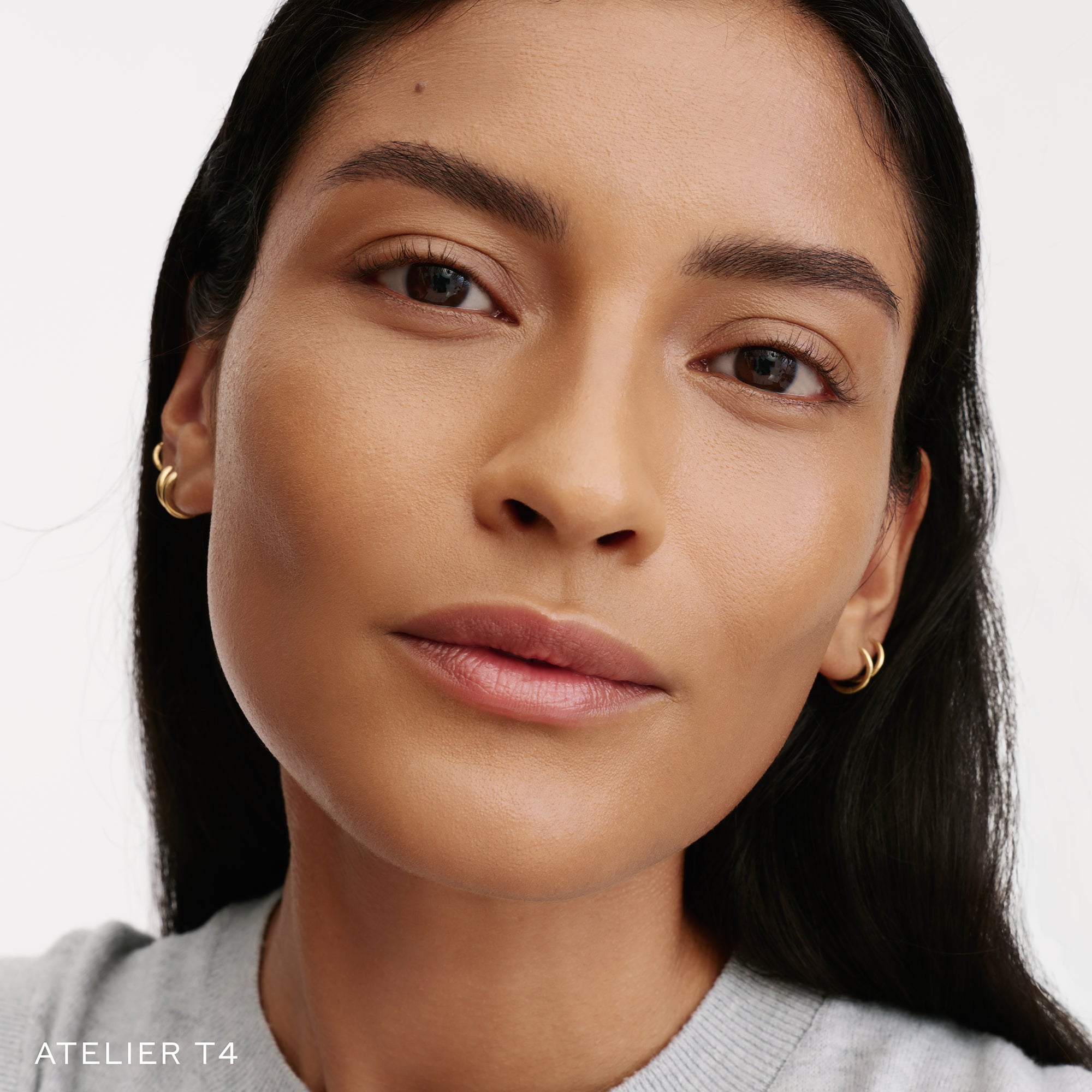 The Face of a Model wearing the WESTMAN ATELIER Suprême Bio-Complex Liquid Foundation in the shade T4