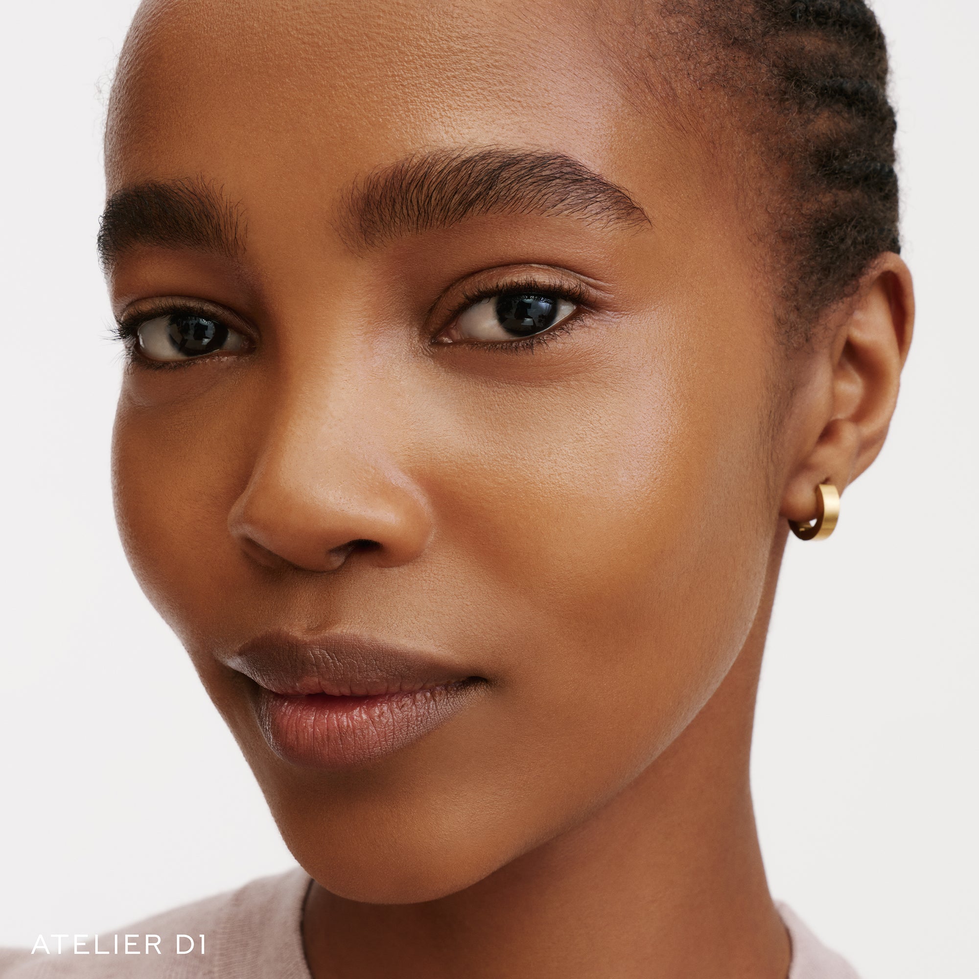 The Face of a Model wearing the WESTMAN ATELIER Suprême Bio-Complex Liquid Foundation in the shade D1