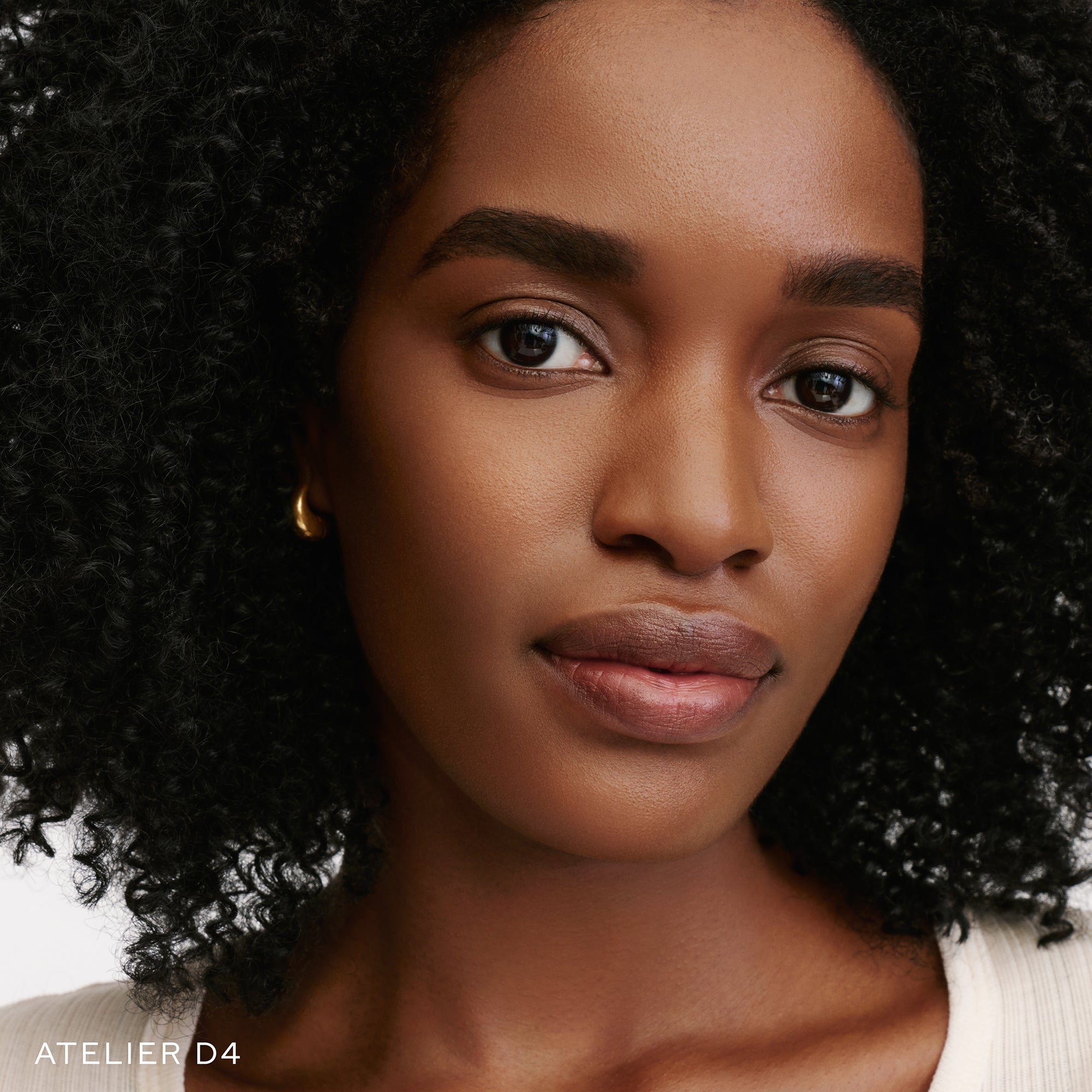 The Face of a Model wearing the WESTMAN ATELIER Suprême Bio-Complex Liquid Foundation in the shade D4