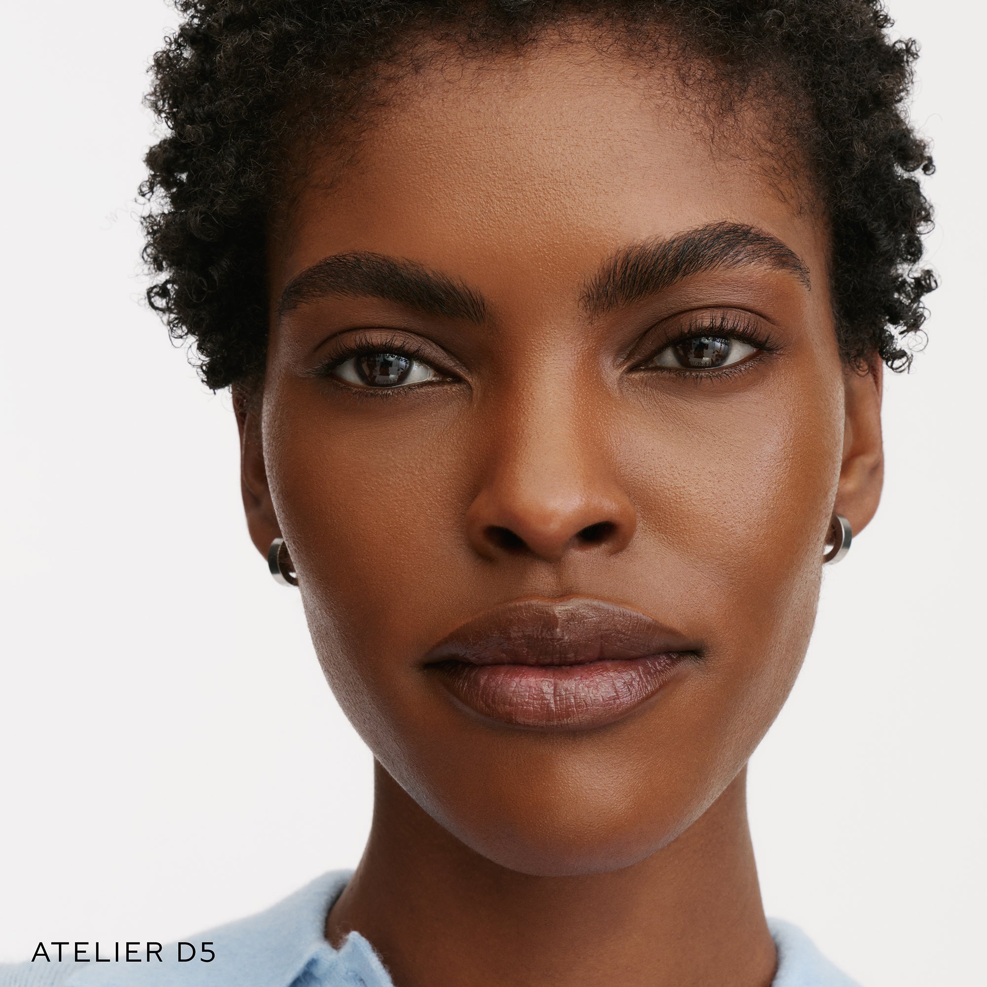 The Face of a Model wearing the WESTMAN ATELIER Suprême Bio-Complex Liquid Foundation in the shade D5
