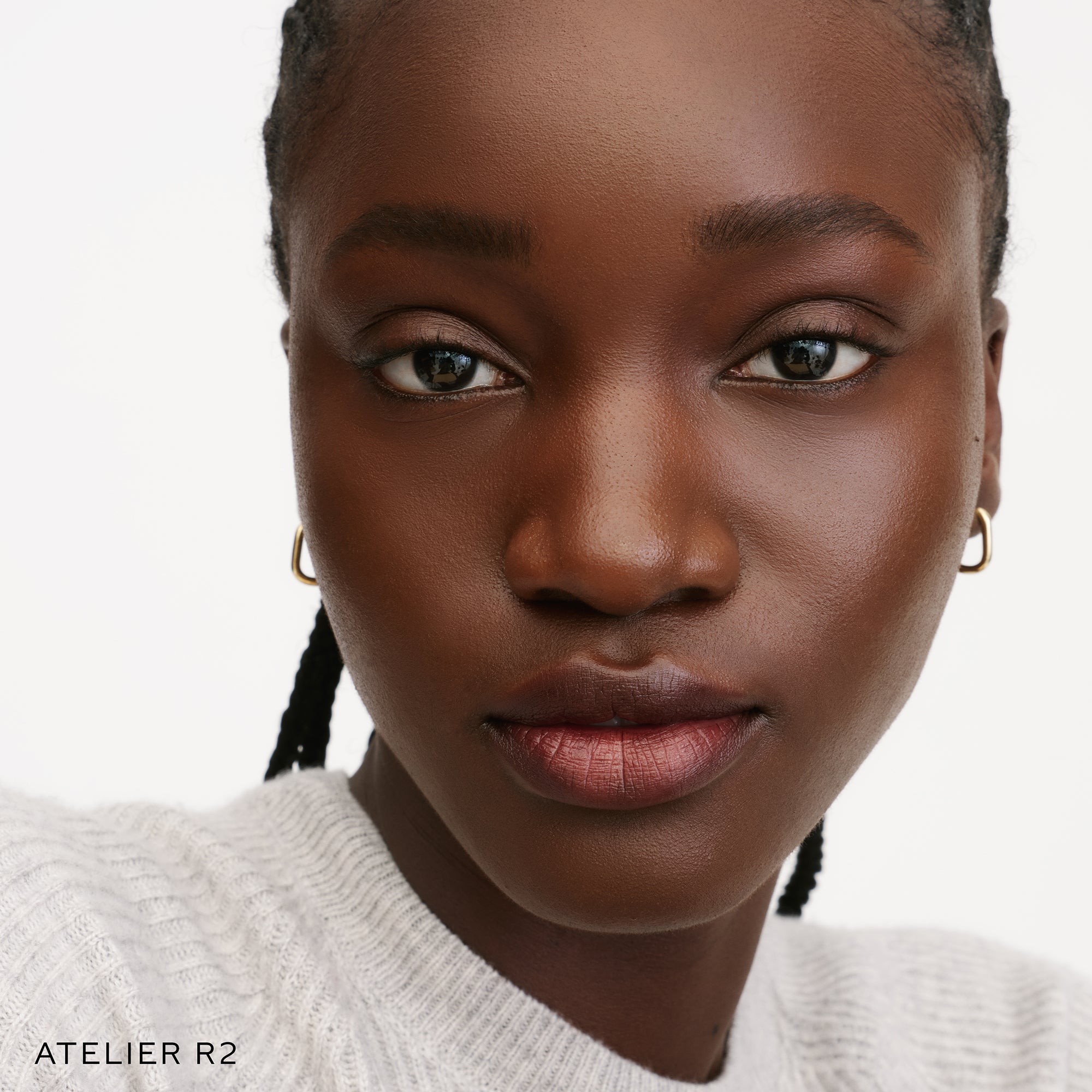 The Face of a Model wearing the WESTMAN ATELIER Suprême Bio-Complex Liquid Foundation in the shade R2