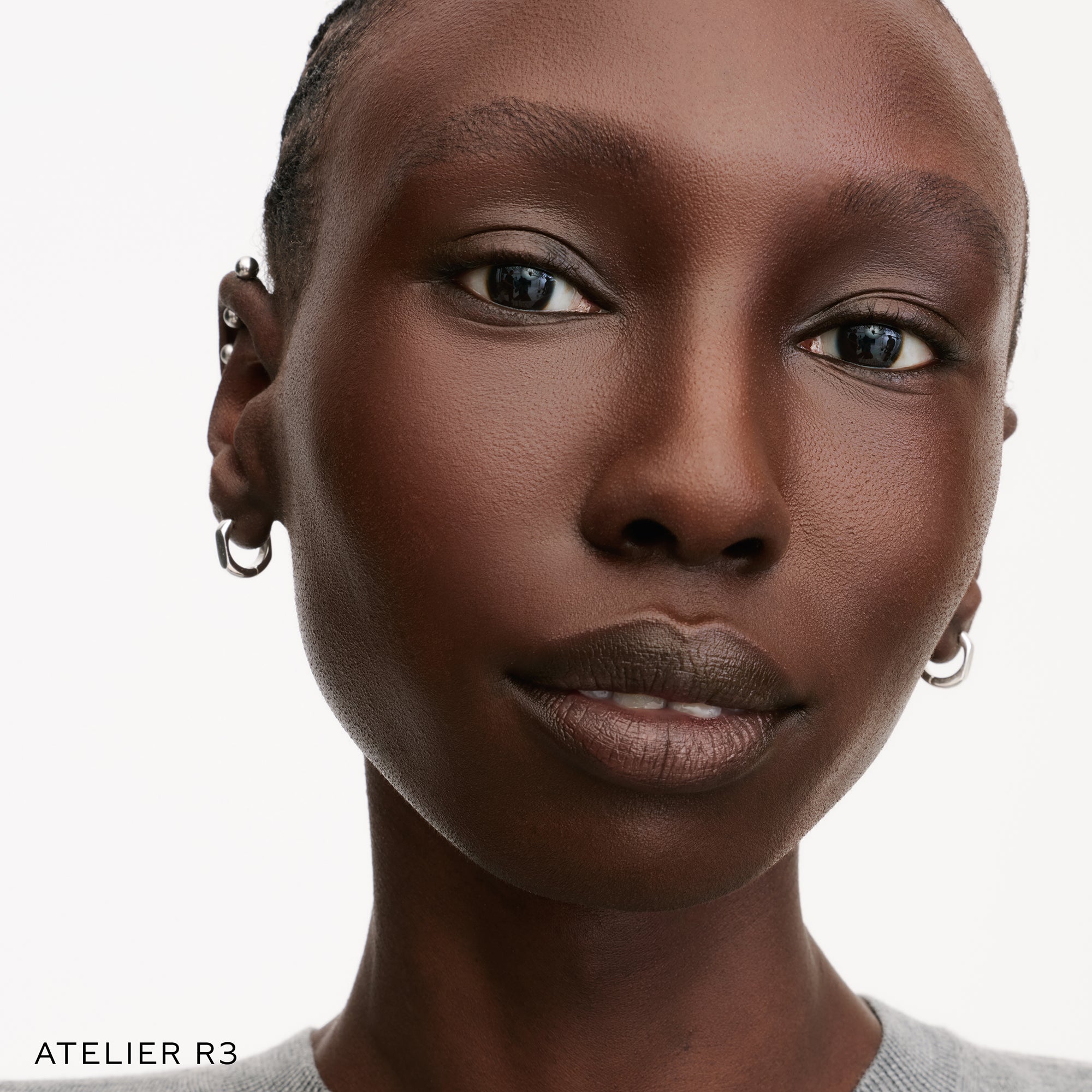 The Face of a Model wearing the WESTMAN ATELIER Suprême Bio-Complex Liquid Foundation in the shade R3