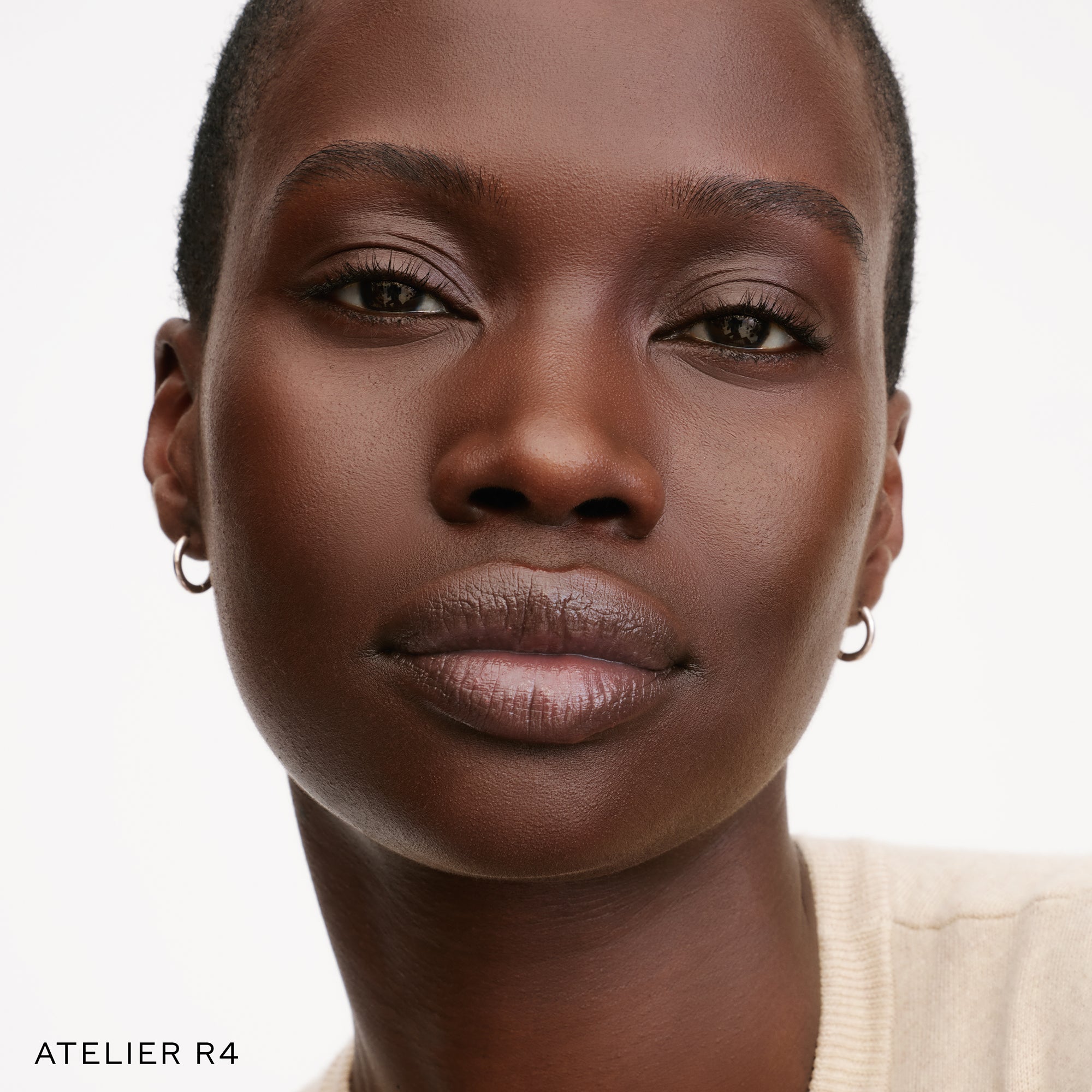 The Face of a Model wearing the WESTMAN ATELIER Suprême Bio-Complex Liquid Foundation in the shade R4