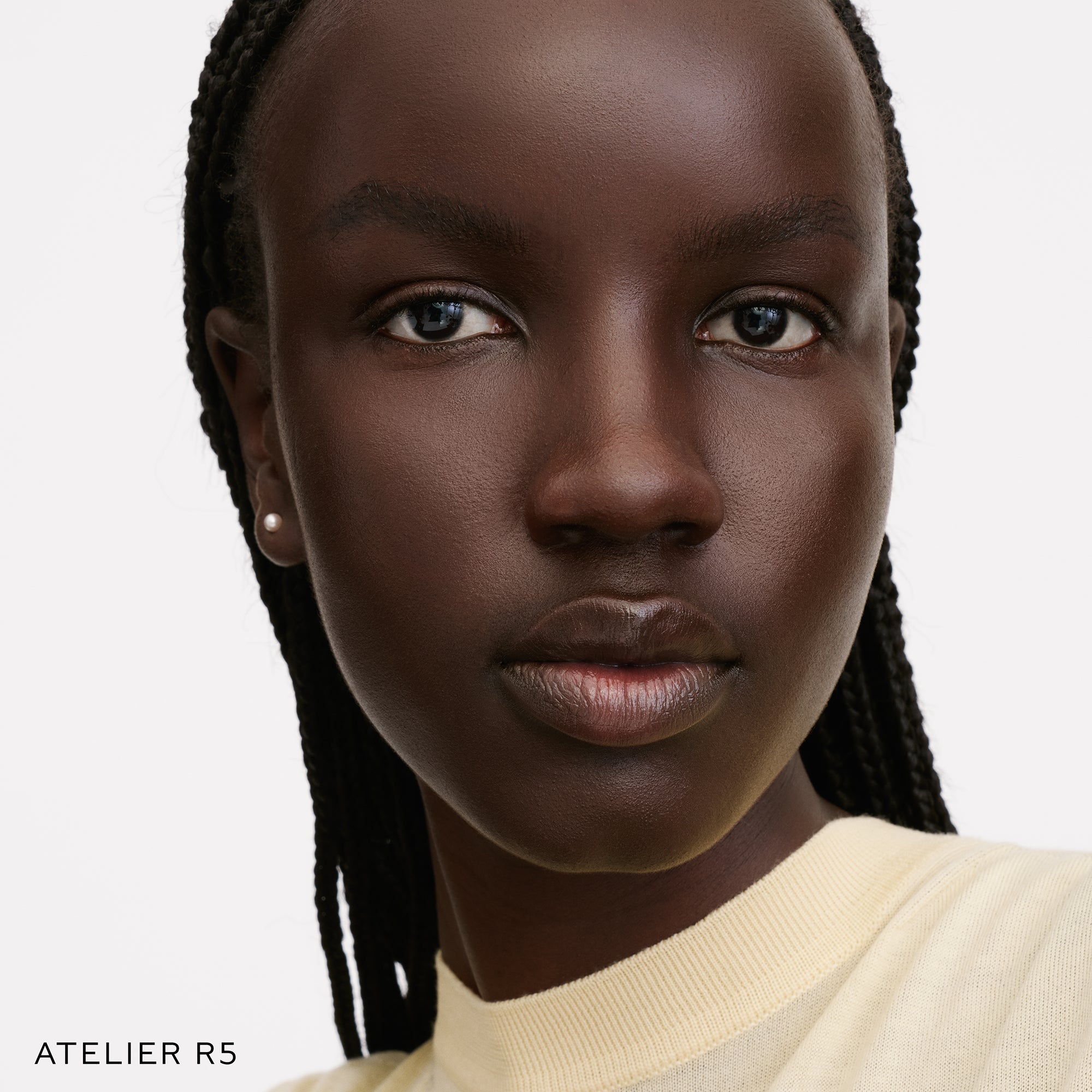 The Face of a Model wearing the WESTMAN ATELIER Suprême Bio-Complex Liquid Foundation in the shade R5