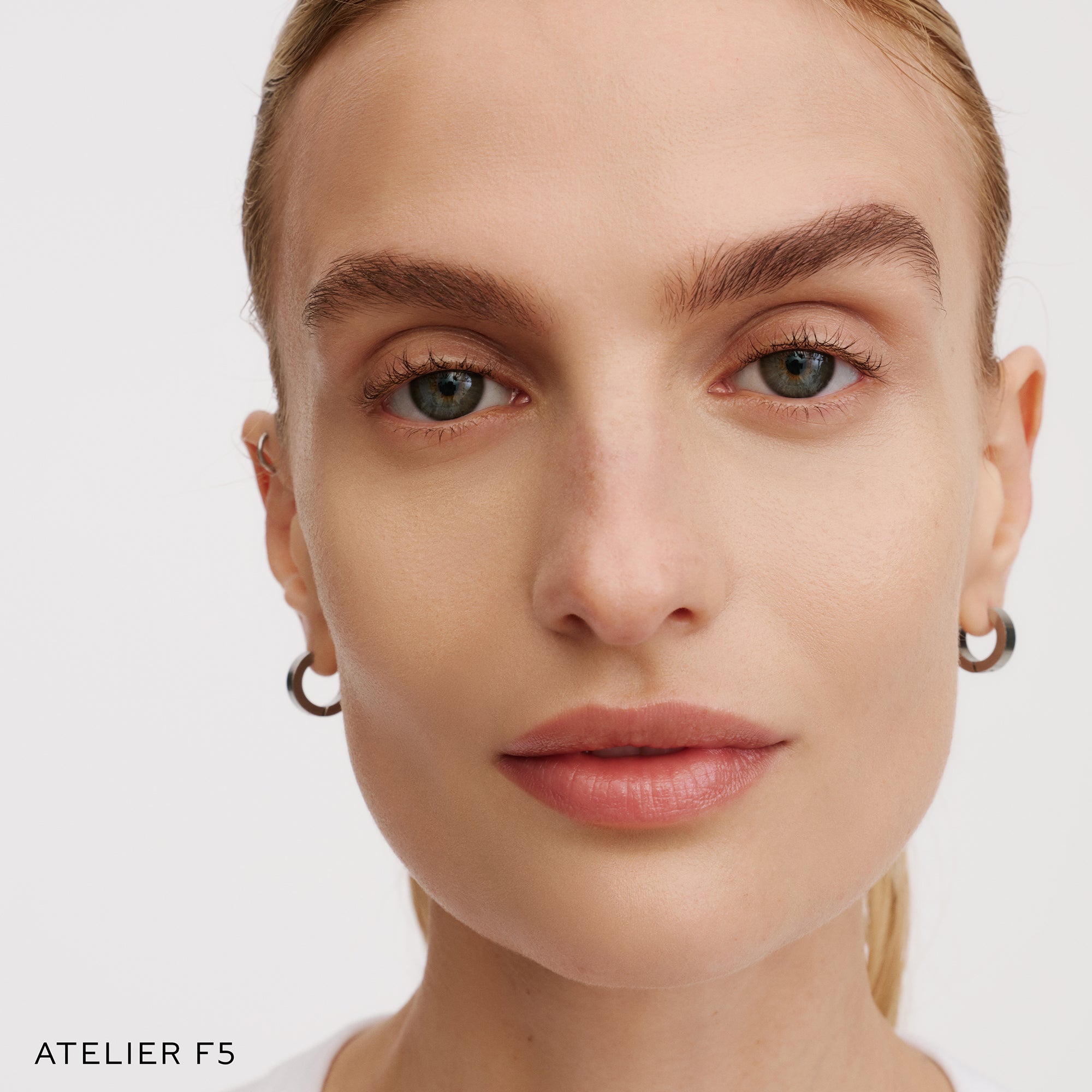The Face of a Model wearing the WESTMAN ATELIER Suprême Bio-Complex Liquid Foundation in the shade F5