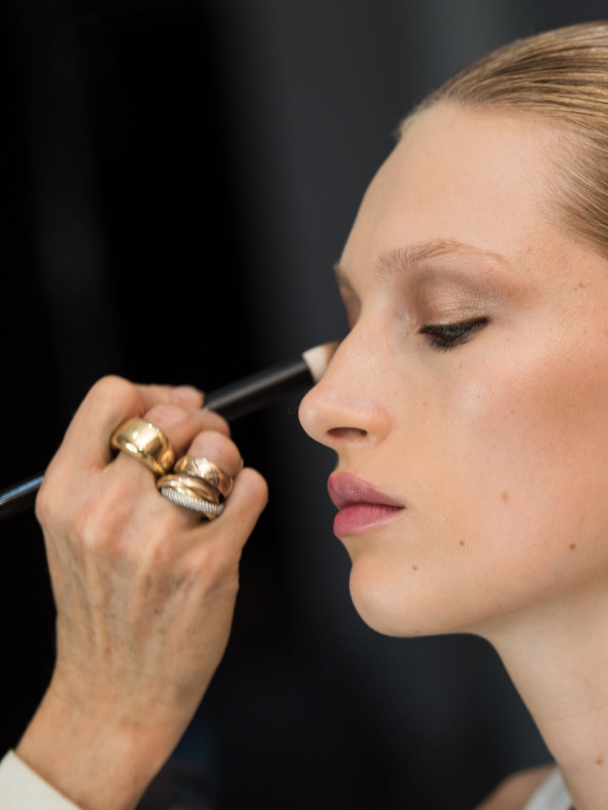 Westman Atelier Eye Shadow Brush II applying eyeshadow