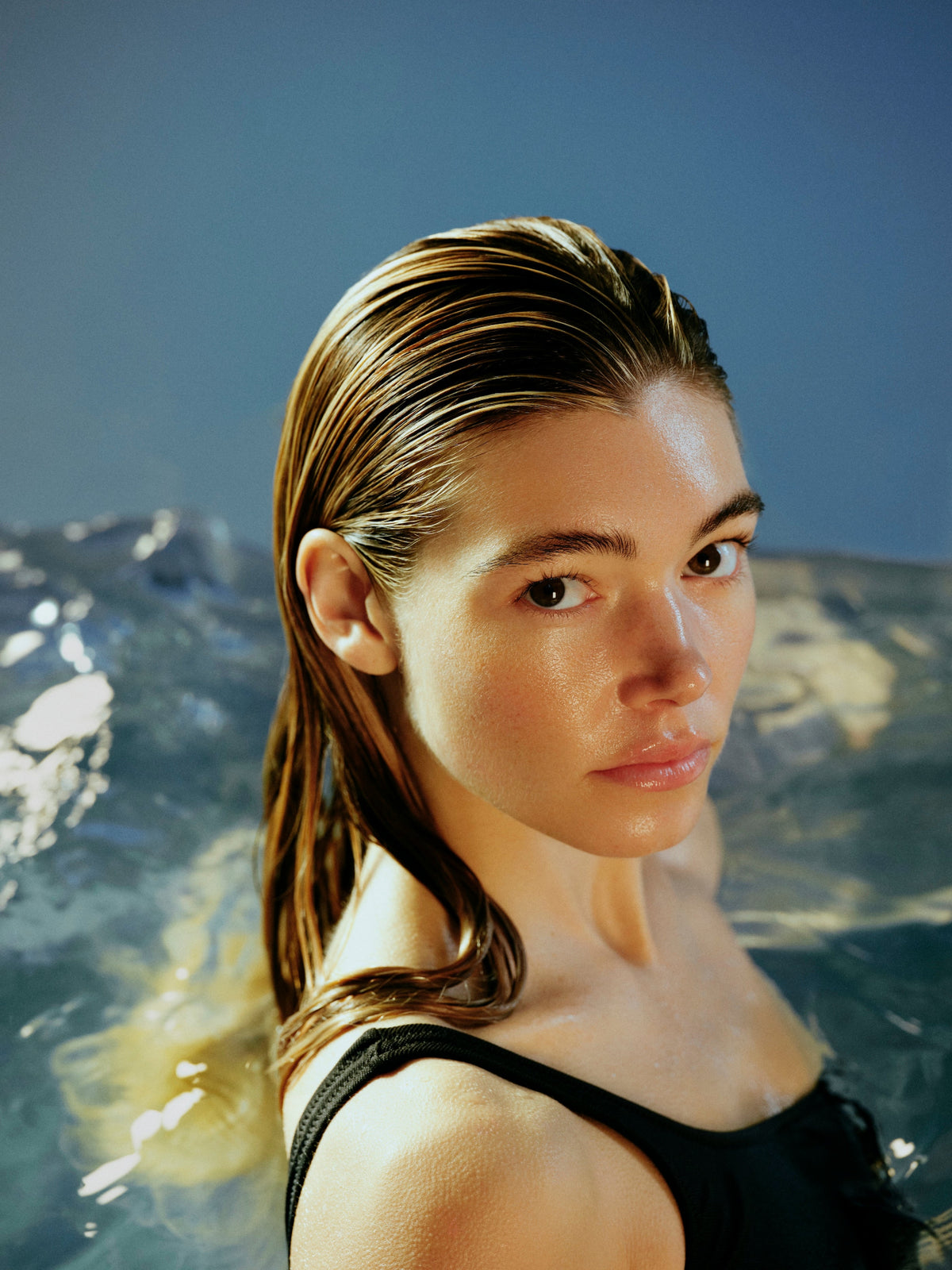 AUGUSTINUS BADER The Rich Shampoo haircare model with healthy wet hair