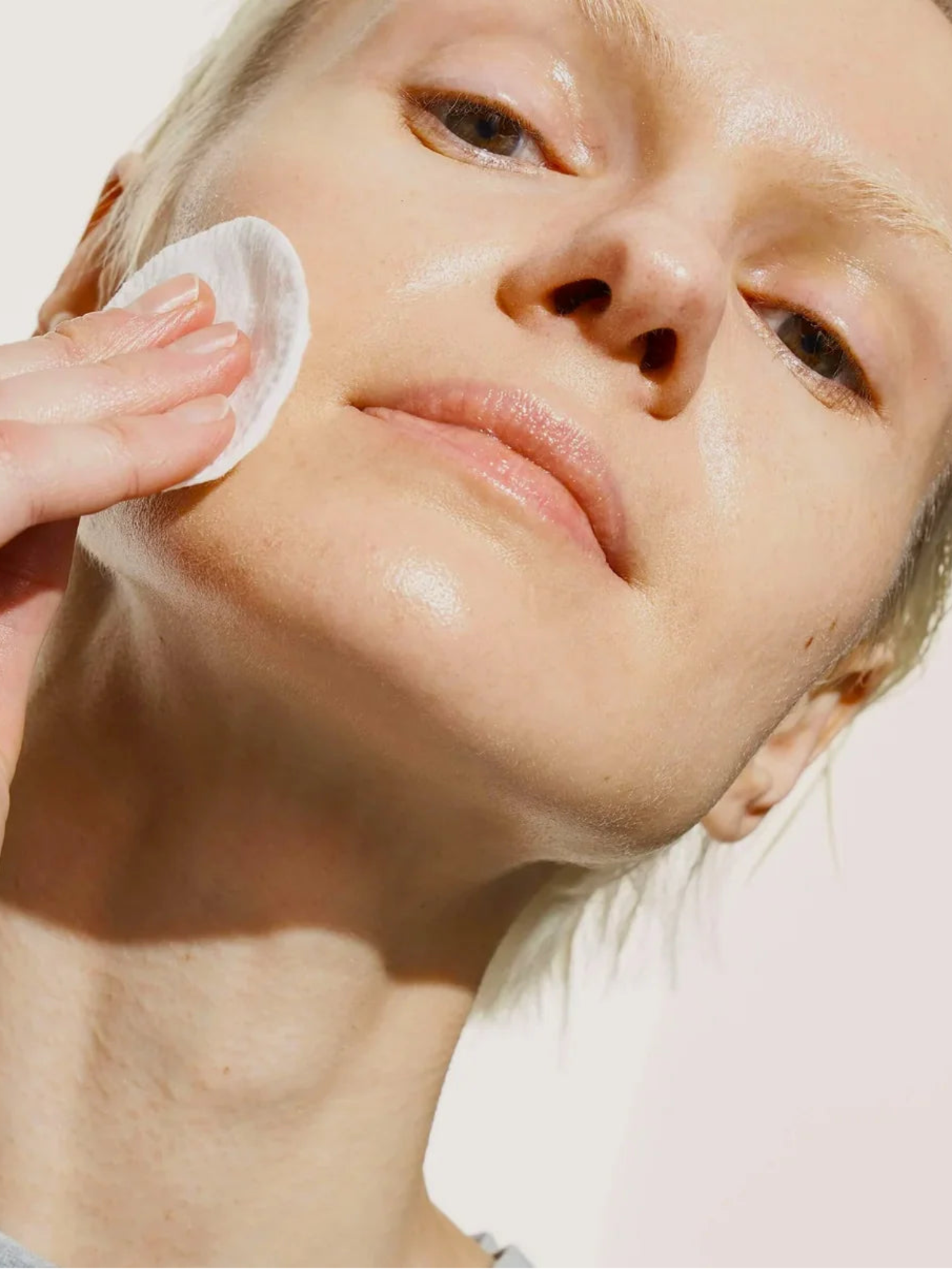 DORÉ La Micellaire Botanical Cleansing Water applied with cotton pad