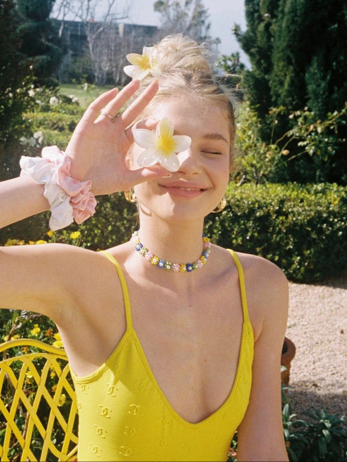 Woman wearing the Emi Jay Midi Bloom Clip in Coconut