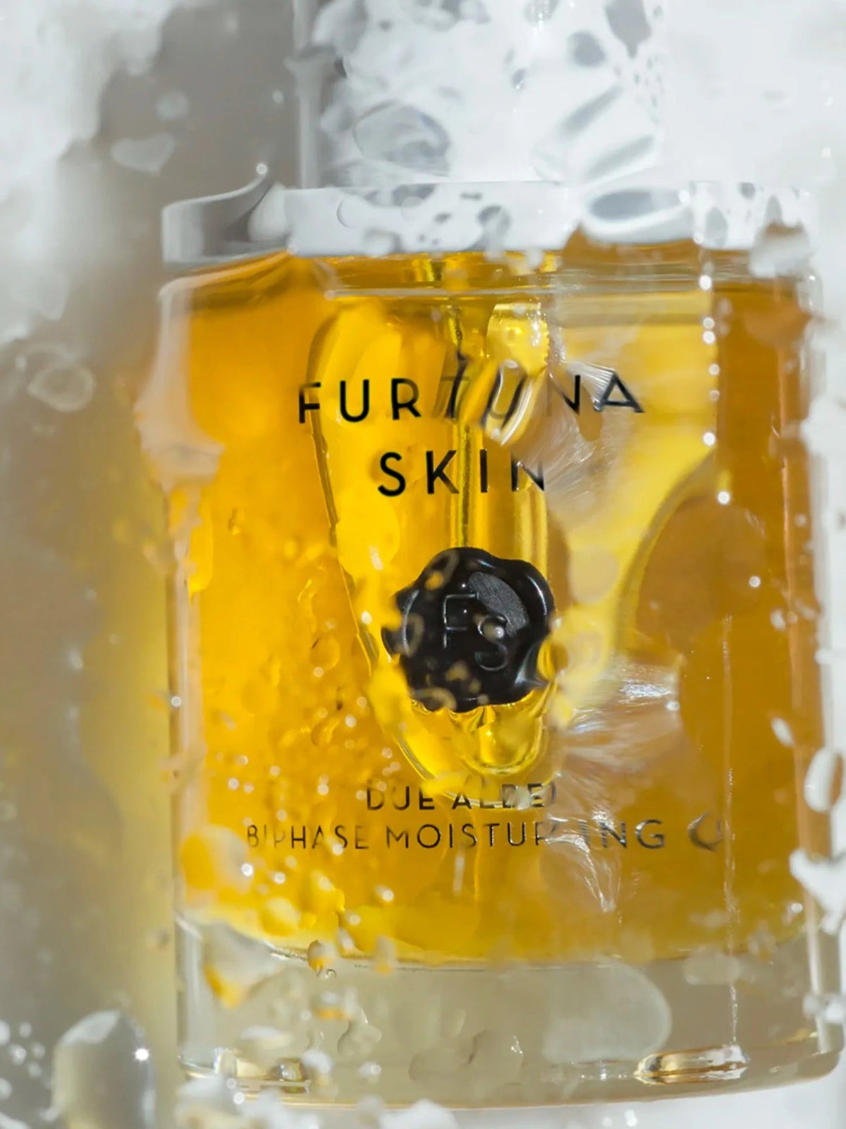 Furtuna Skin Due Alberi Biphase Moisturizing Oil surrounded by water