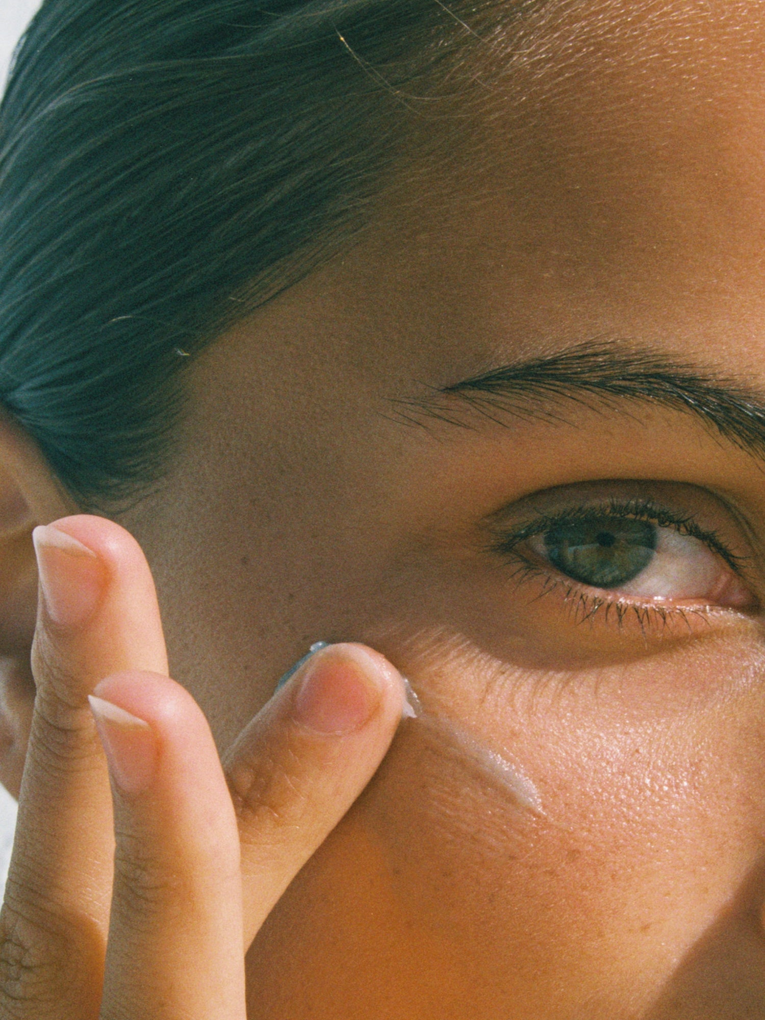 Woman applying Furtuna Skin Replenish Balm Rinascita Delle Olive to face