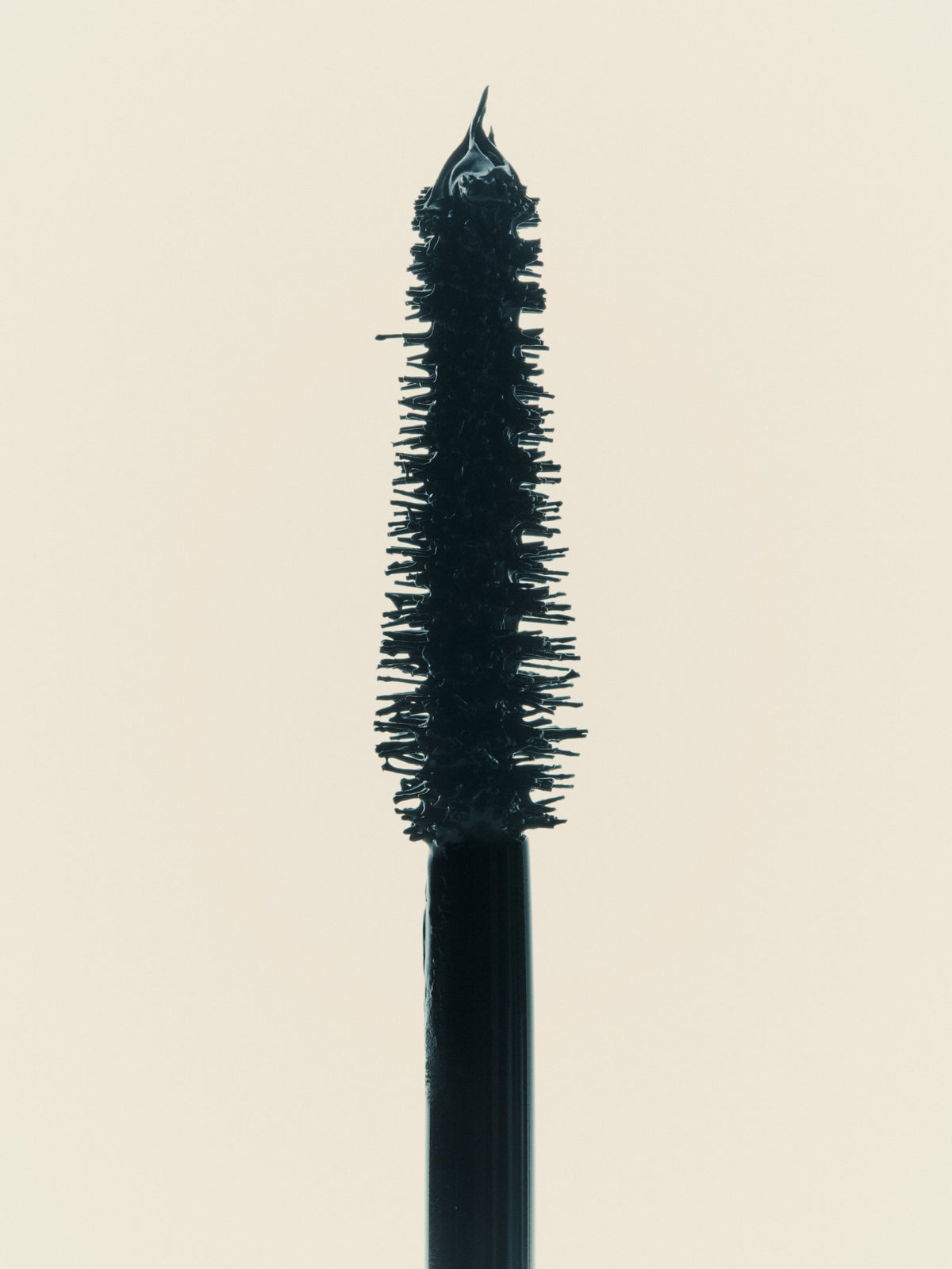 GOOP BEAUTY Featherlash Lifting Serum Mascara defined lashes close-up
