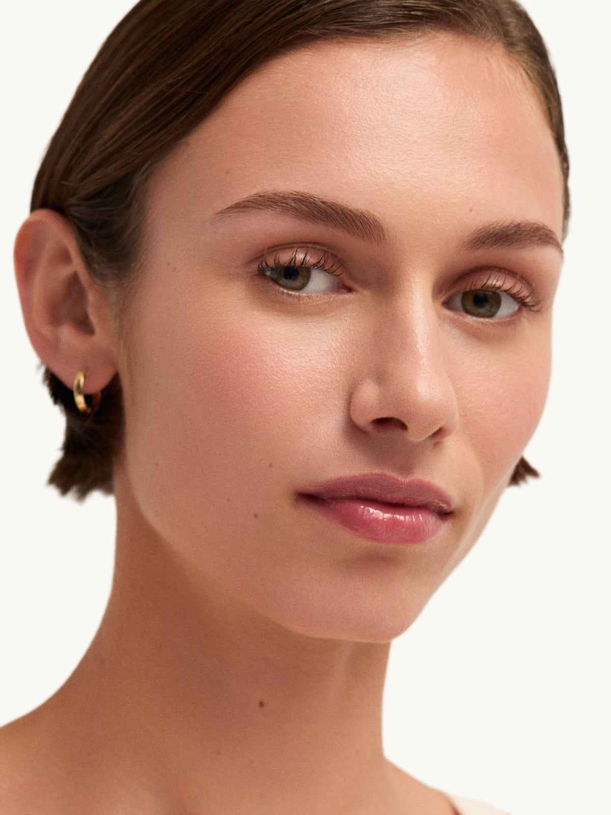 Model wearing goop beauty Hydra-Barrier Gel Gloss in Blossom