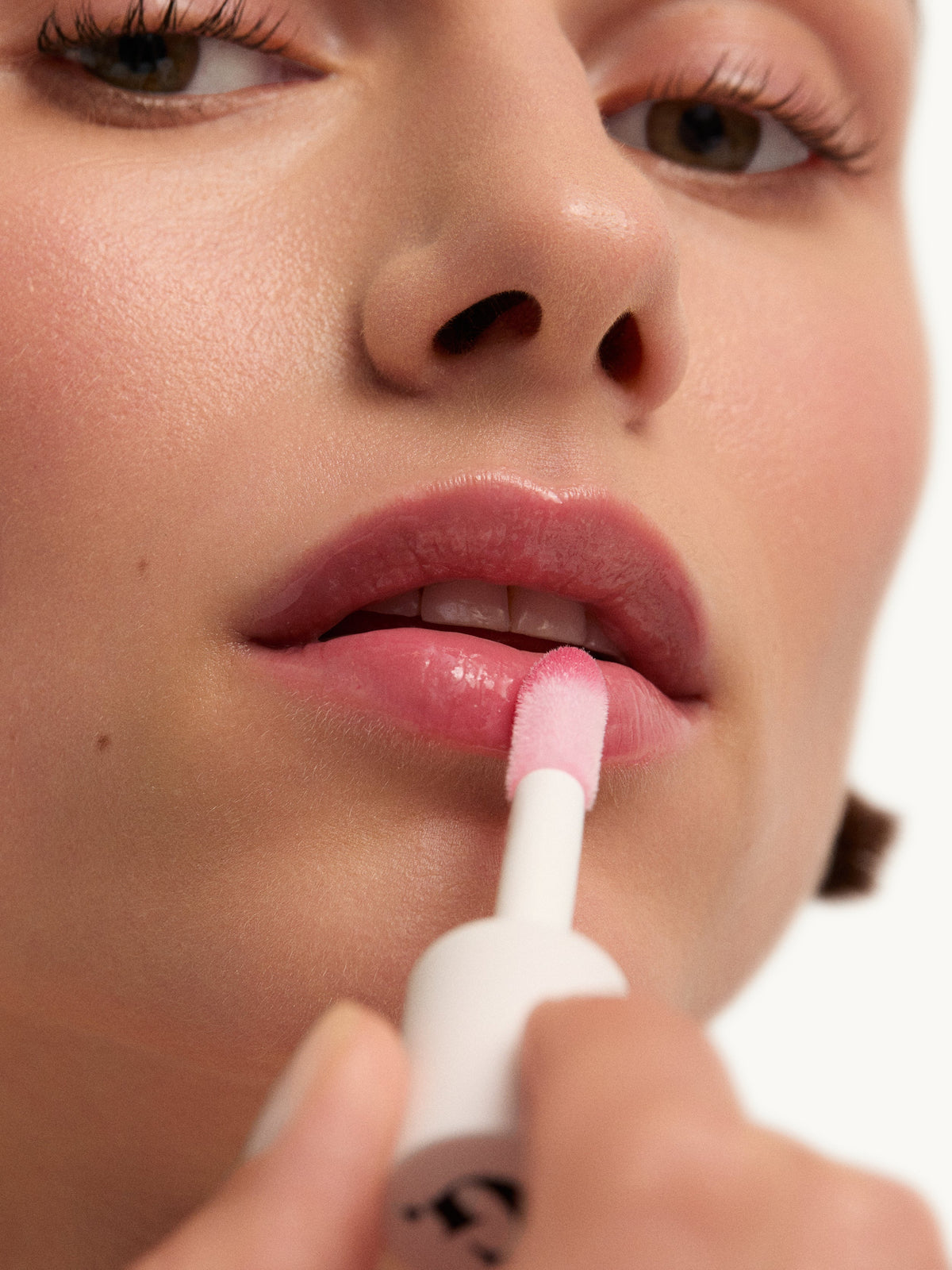 goop beauty Hydra-Barrier Gel Gloss in Tulip applied to lips