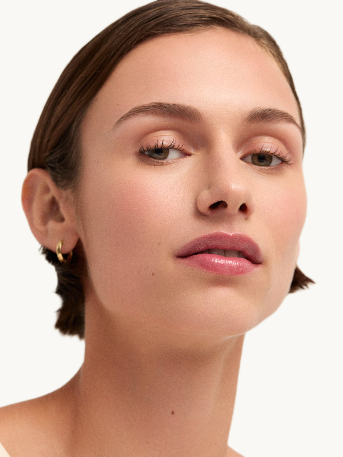 Model wearing goop beauty Hydra-Barrier Gel Gloss in Tulip
