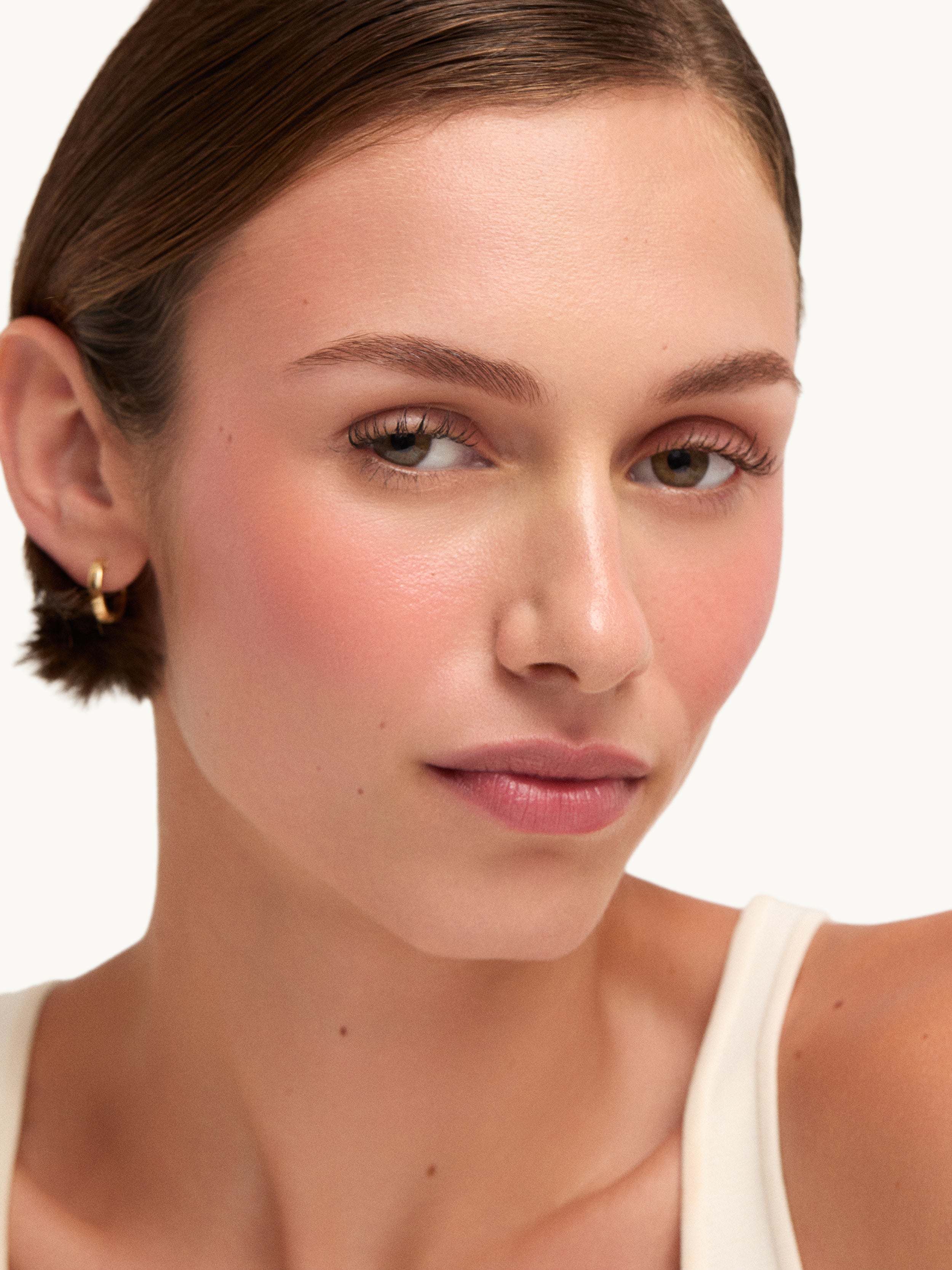 goop beauty Colorblur Glow Balm Velveteen Model
